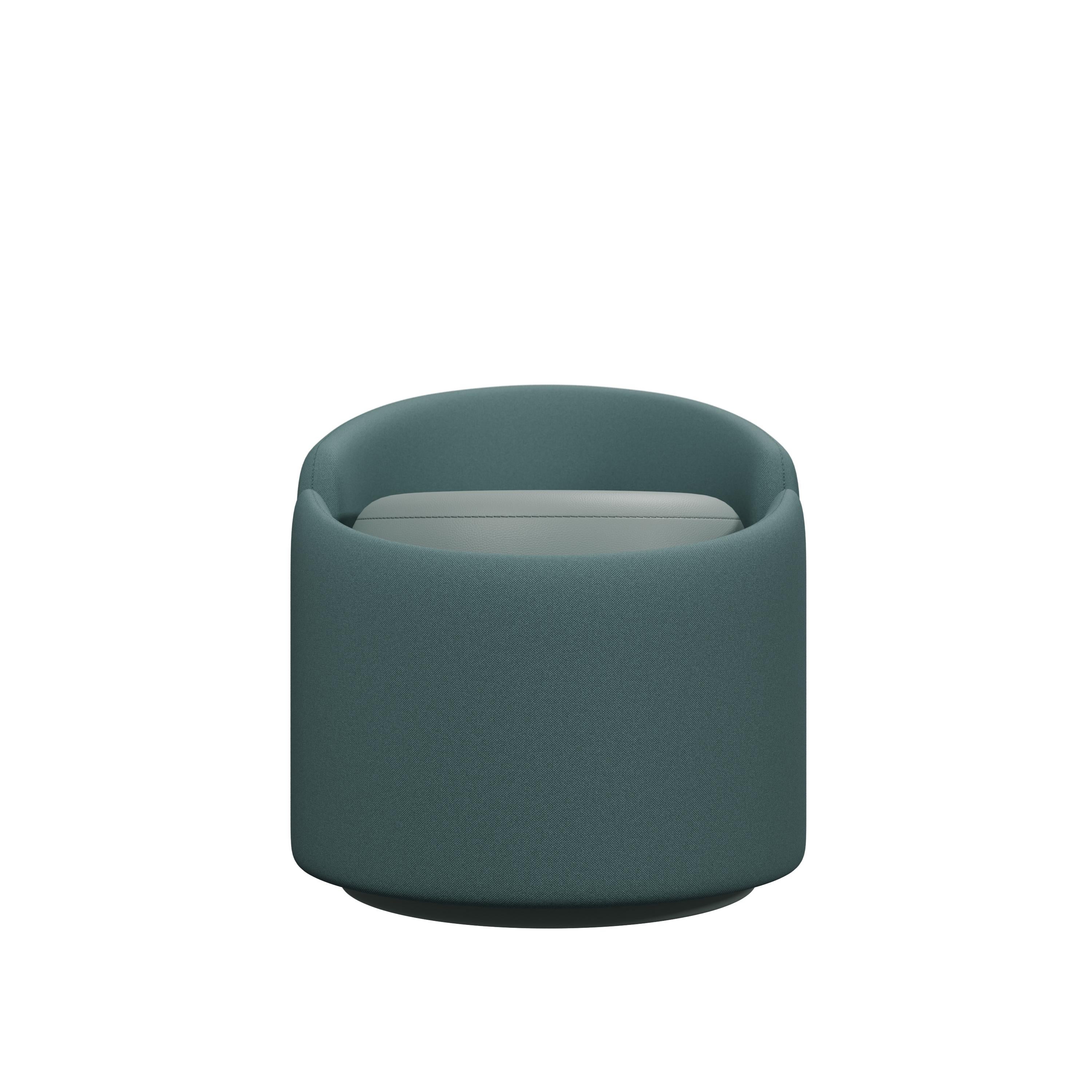 Voici le tabouret Doppia, une option unique et sophistiquée qui allie le confort d'un tabouret à la fonctionnalité élégante d'un pouf. Cette pièce polyvalente est conçue pour élever tout espace intérieur avec son mélange harmonieux d'esthétique