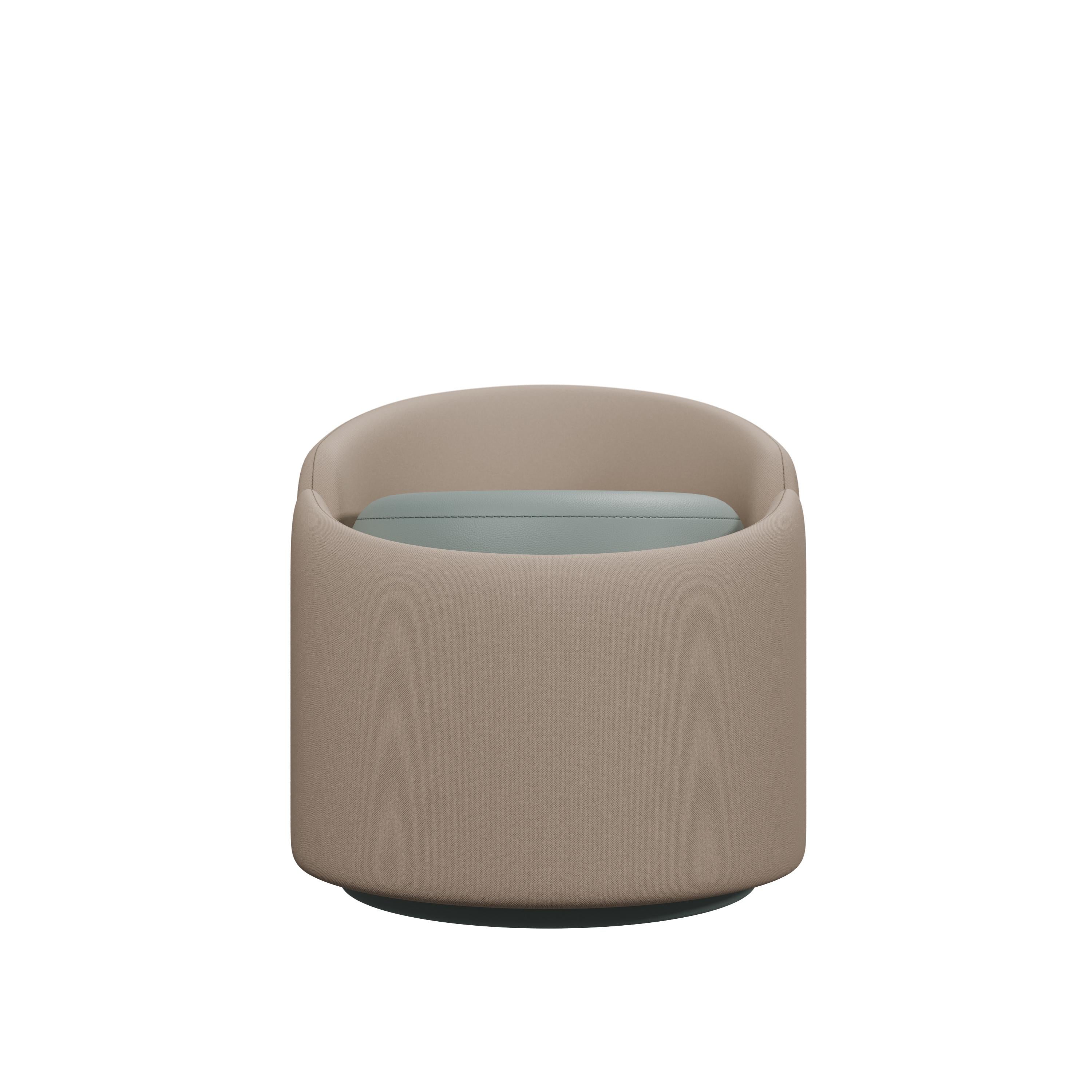 Der Doppia Hocker ist eine einzigartige und raffinierte Sitzgelegenheit, die den Komfort eines Hockers mit der stilvollen Funktionalität eines Poufs verbindet. Dieses vielseitige Möbelstück wertet mit seiner harmonischen Mischung aus moderner