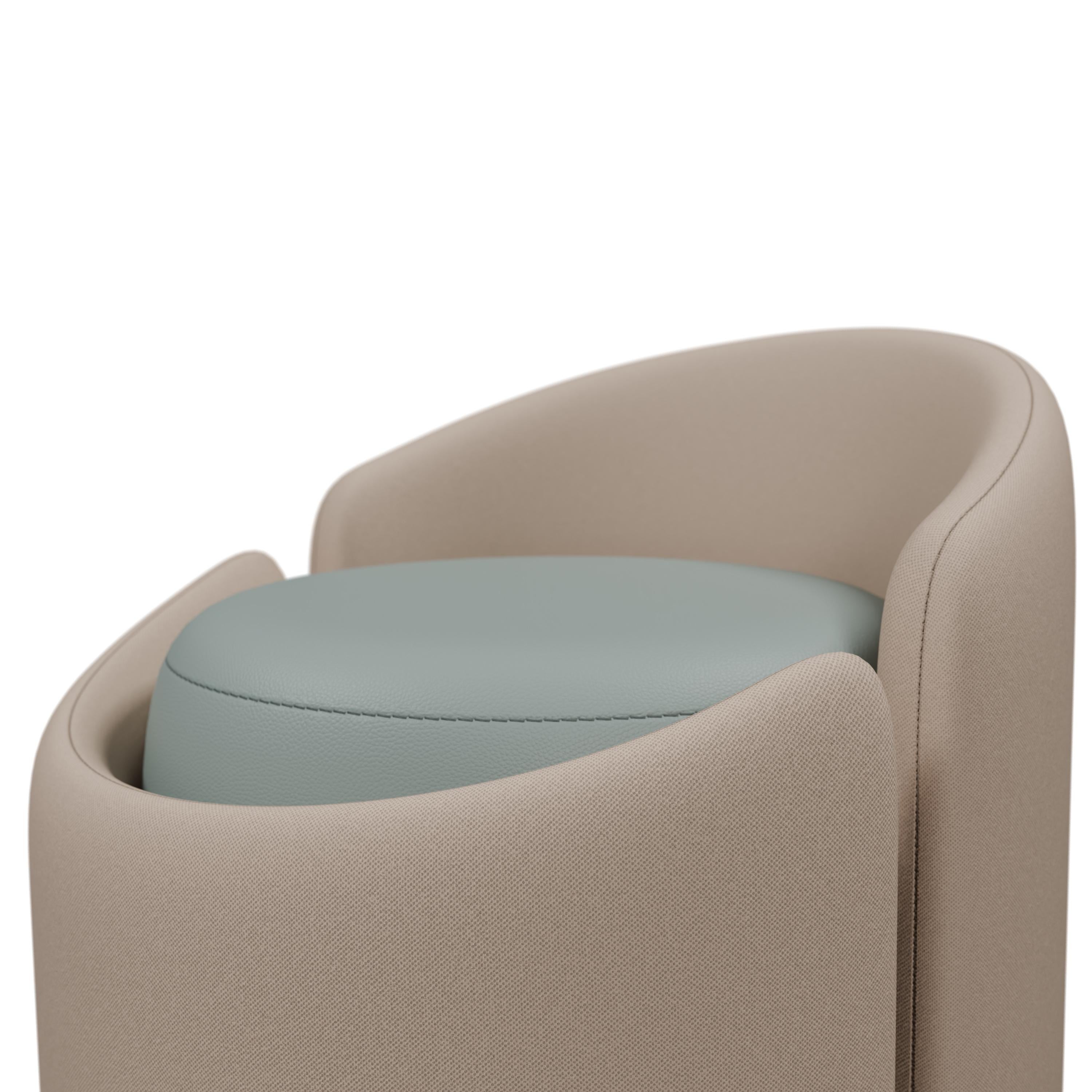 Stool Doppia in Easy Clean Ivory and Oxide leather handcrafted by Murmurio im Zustand „Neu“ im Angebot in Lordelo, PT