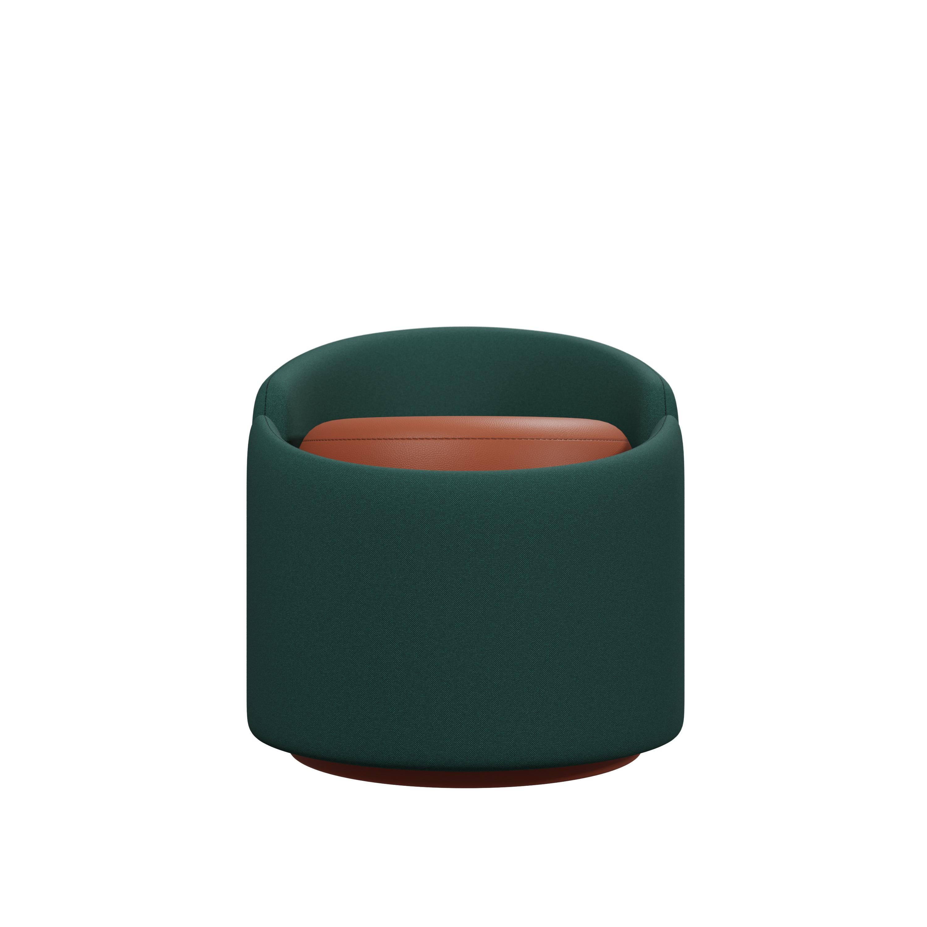 Voici le tabouret Doppia, une option unique et sophistiquée qui allie le confort d'un tabouret à la fonctionnalité élégante d'un pouf. Cette pièce polyvalente est conçue pour élever tout espace intérieur avec son mélange harmonieux d'esthétique
