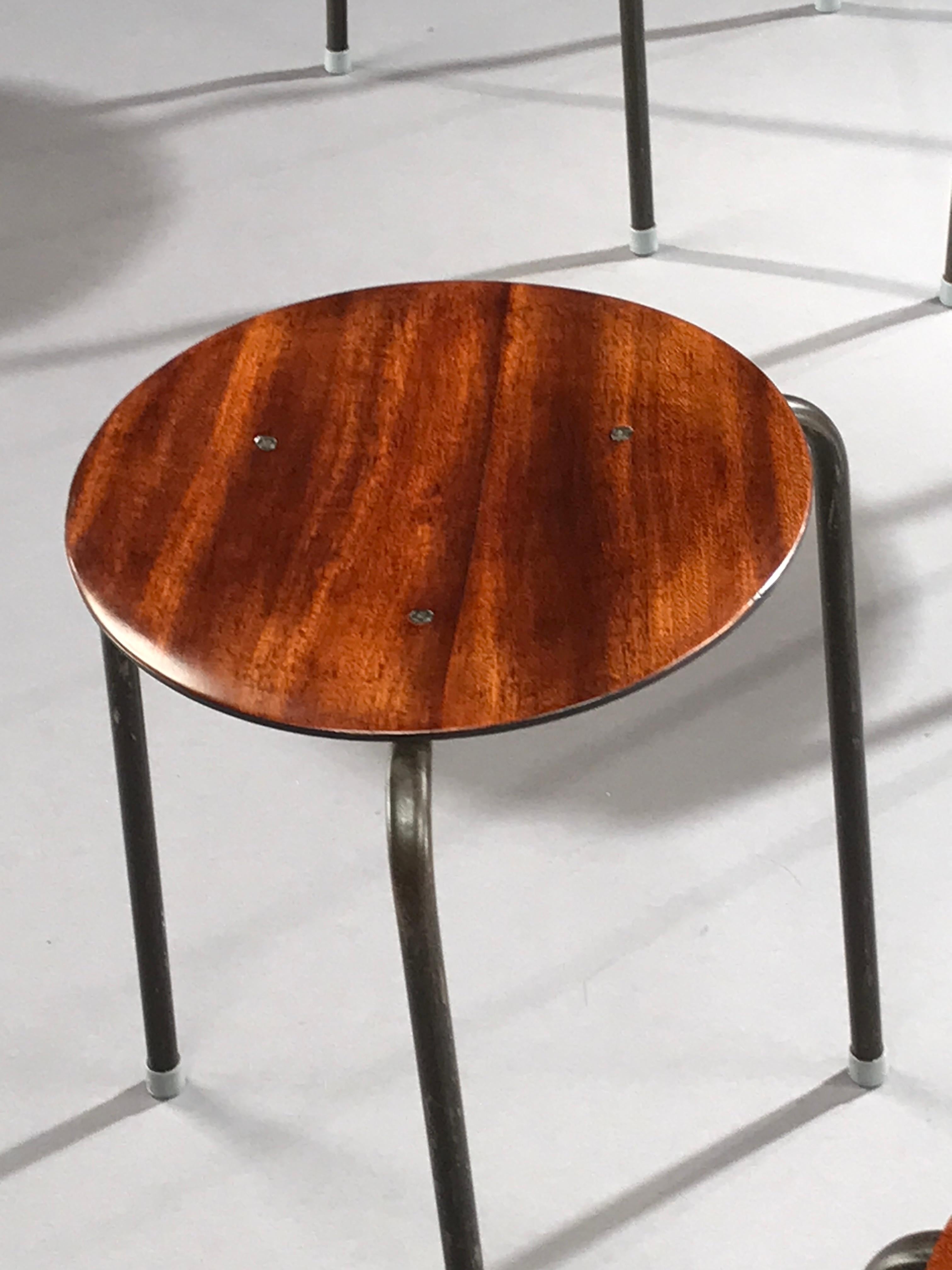 Menuiserie Tabouret empilable à pois en teck chromé à 3 pieds Arne Jacobsen Fritz Hansen 1955 Vintage en vente