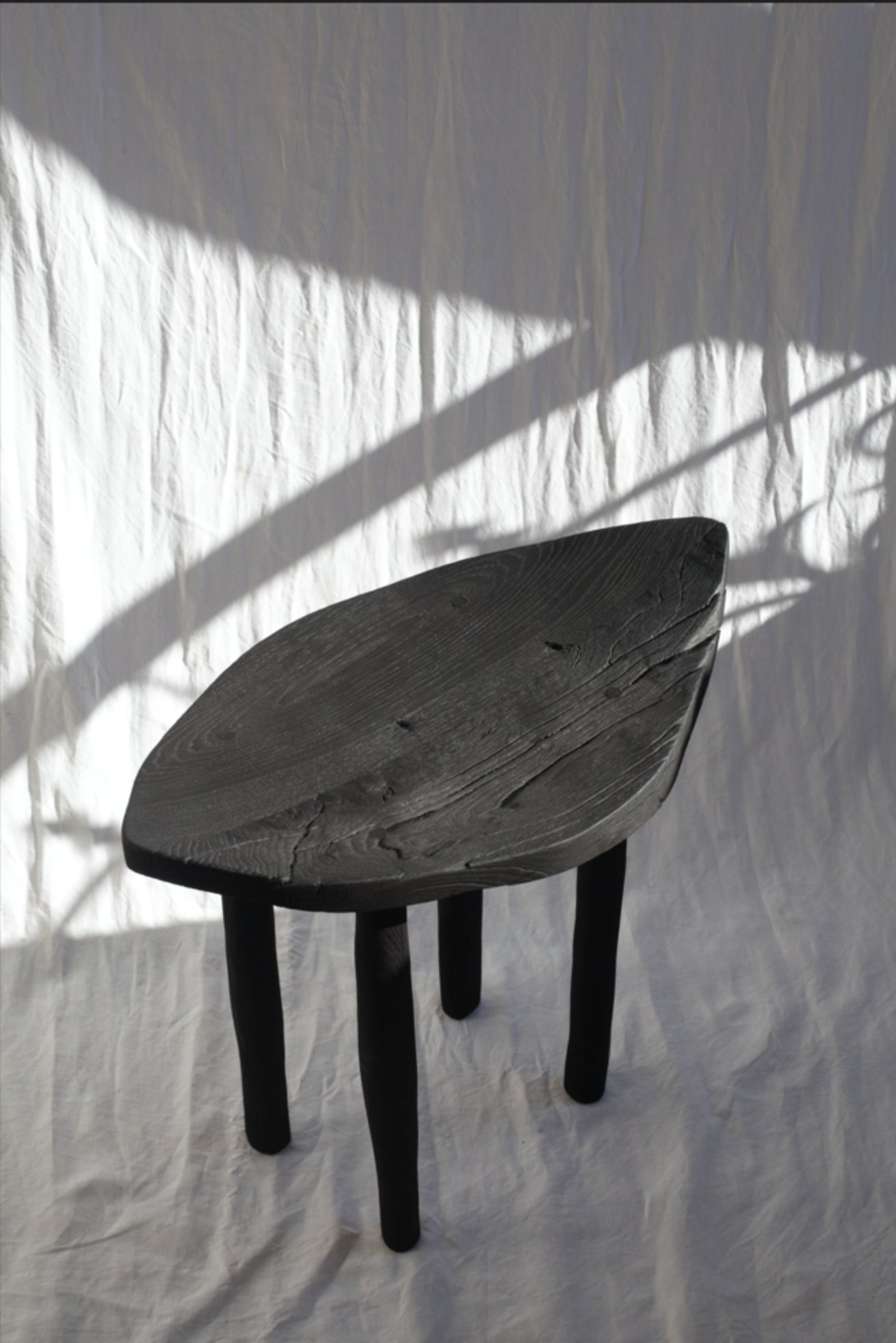 Stool Eclipse 3 by Antoine Maurice
Dimensions: W 40 x D 30 x H 50 cm
Materials: solid oak beams, assembled, carved and burned


Ethnic-inspired, the Eclipse range of furniture gives pride of place to primitive lines… as well as recycled