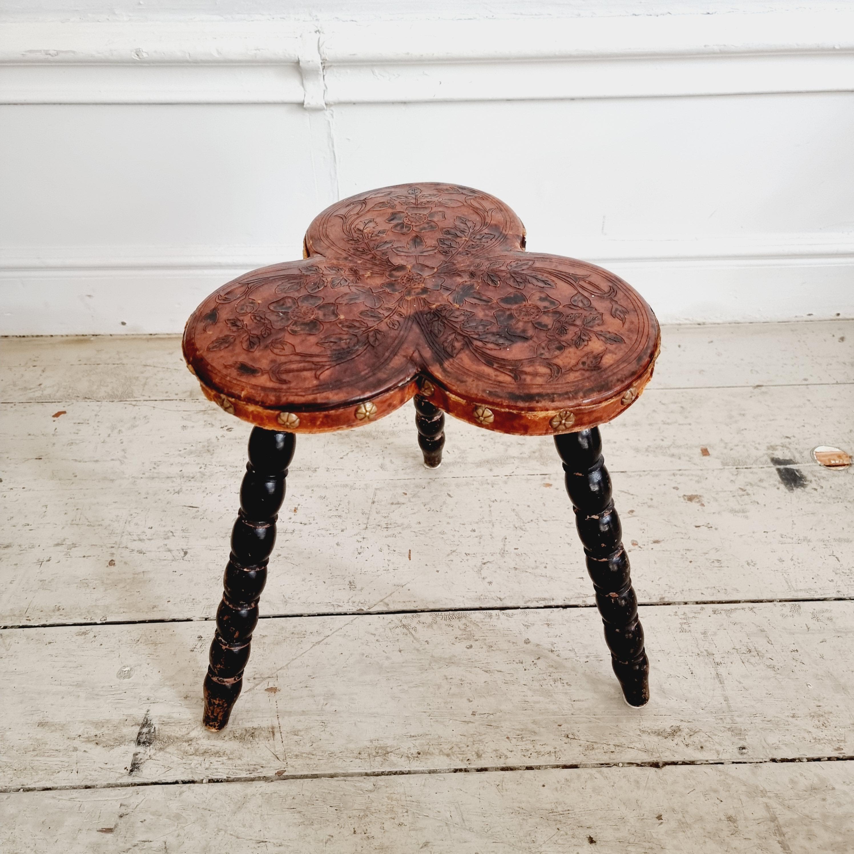 Stool with turned legs and embossed leather, decor of flowers and leafs, in Baroque Style / Baroque revival, early 1900s. Provenience:  woodworker Kenneth Pettersson Ånimskog. 

Worn, smaller damages to leather, signs of use and age. Stable. 
