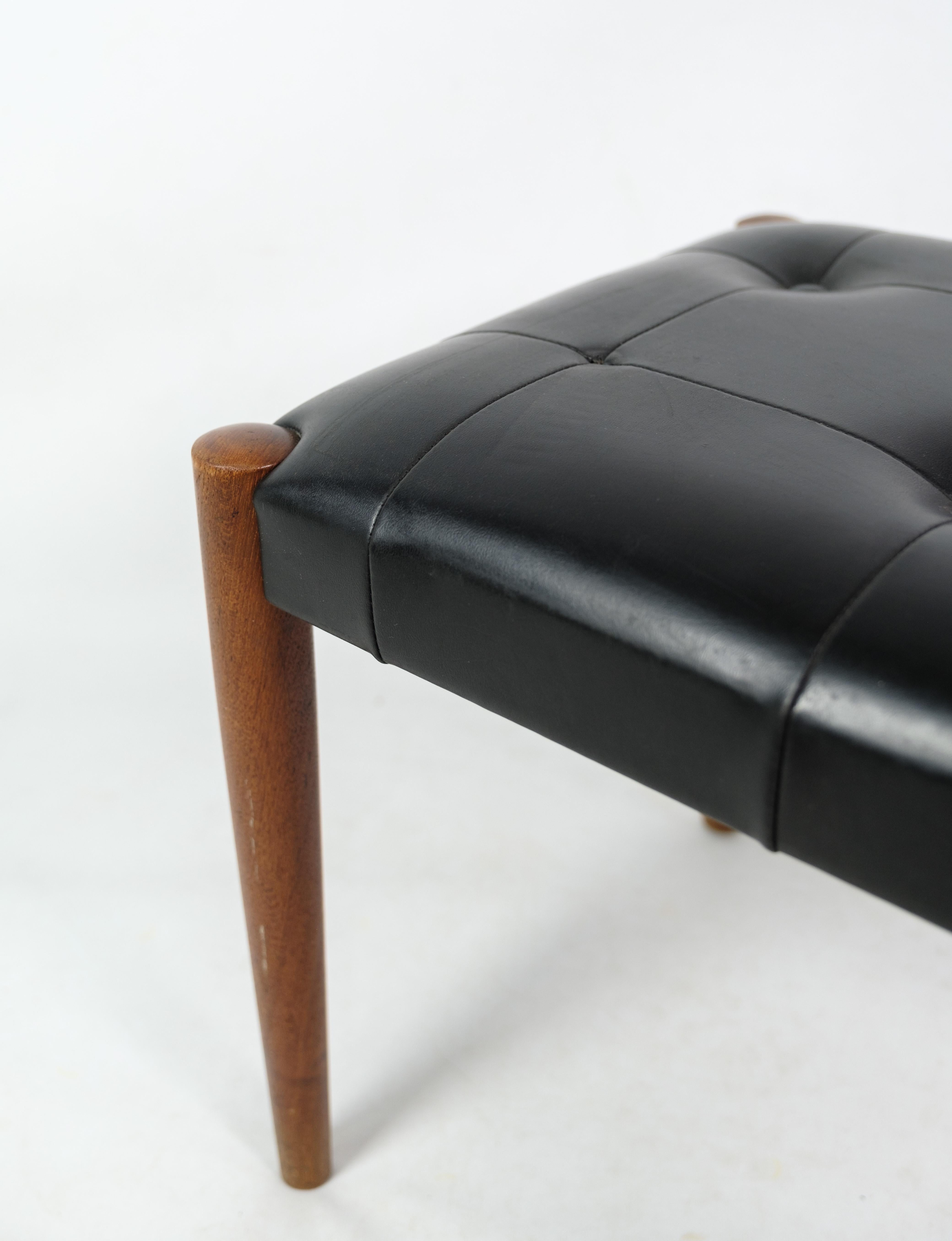 Tabouret, conçu par Erik Jørgensen - Corinthe du design danois des années 1960. Le tabouret a des pieds en teck et du cuir artificiel. Une chaise en très bon état d'origine. Il manque un bouton qui sera réparé dans notre atelier avant l'expédition.