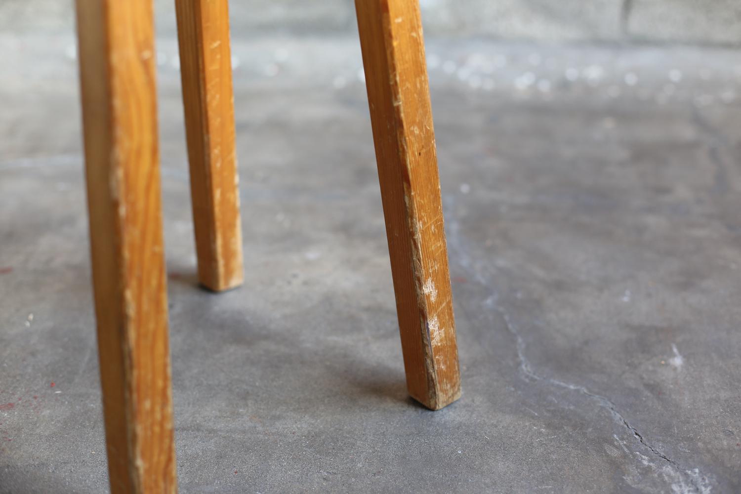 Hocker für Arc 1800 von Charlotte Perriand (Kiefernholz) im Angebot