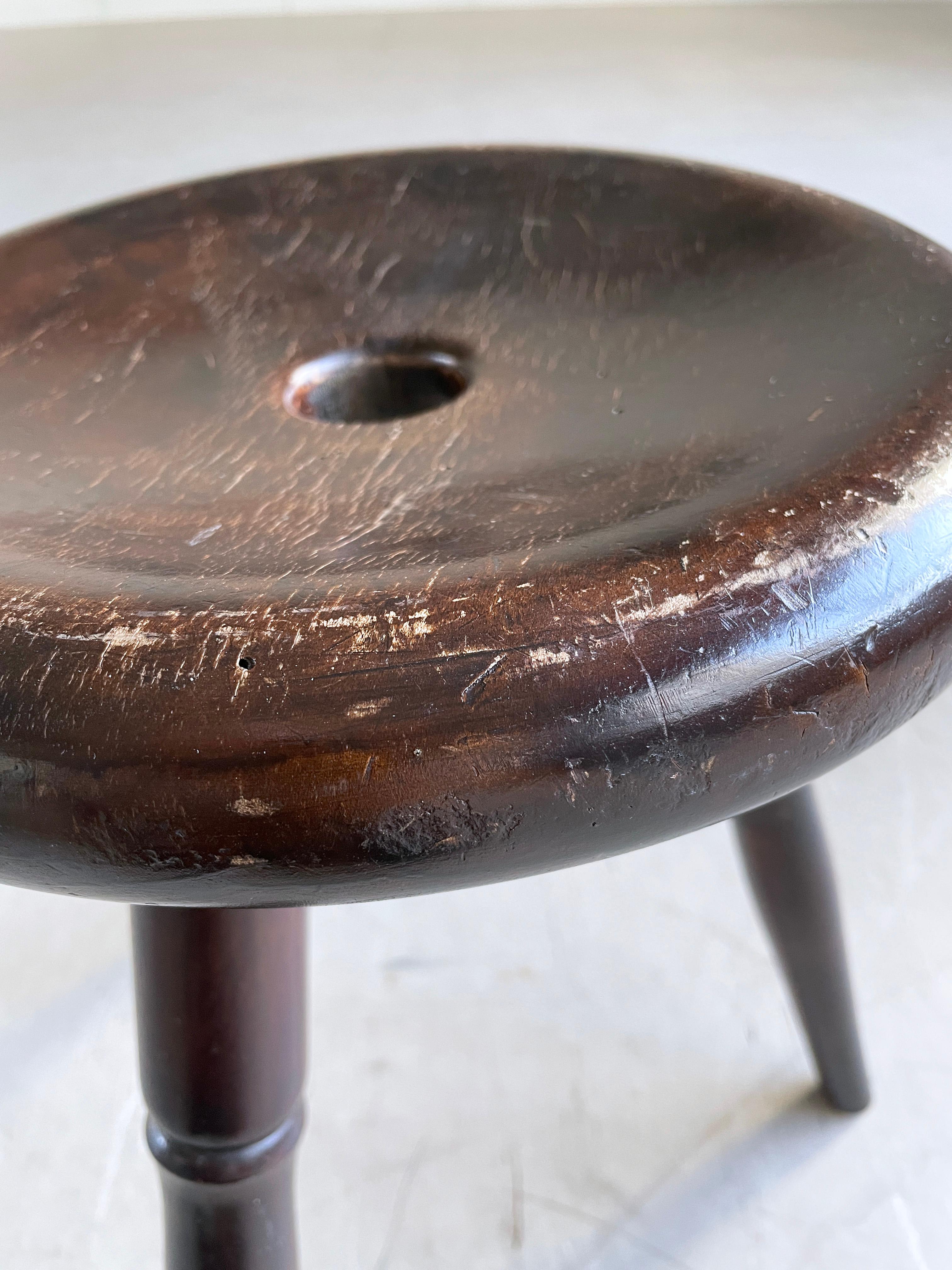 Taburete Trípode Vintage Rústico Suizo en venta 9