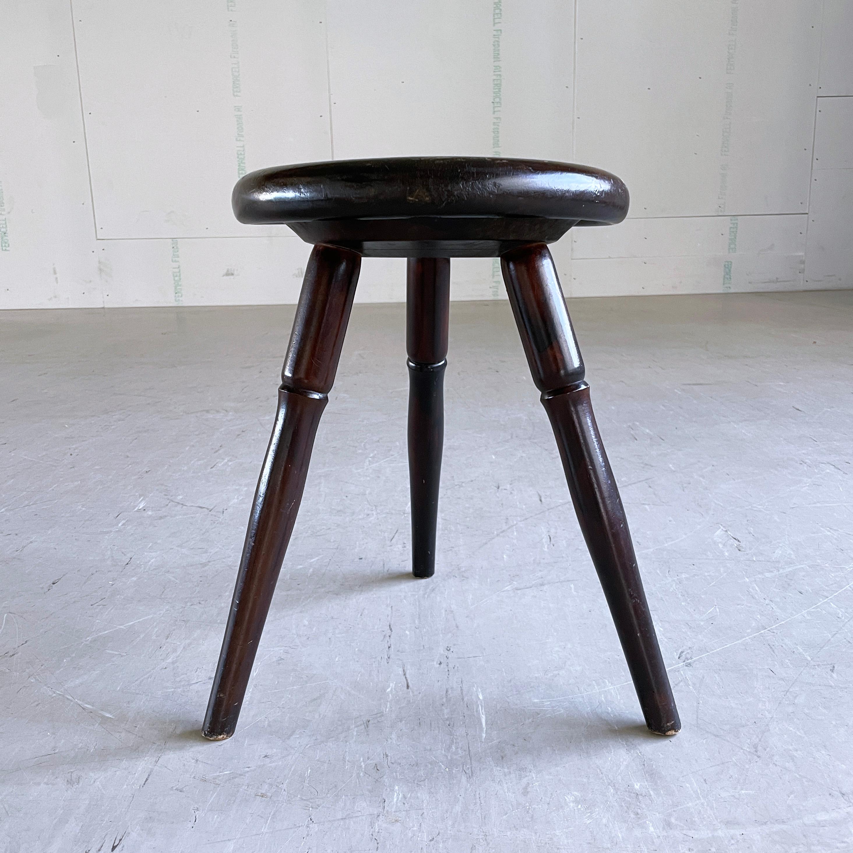 Taburete Trípode Vintage Rústico Suizo en venta 10