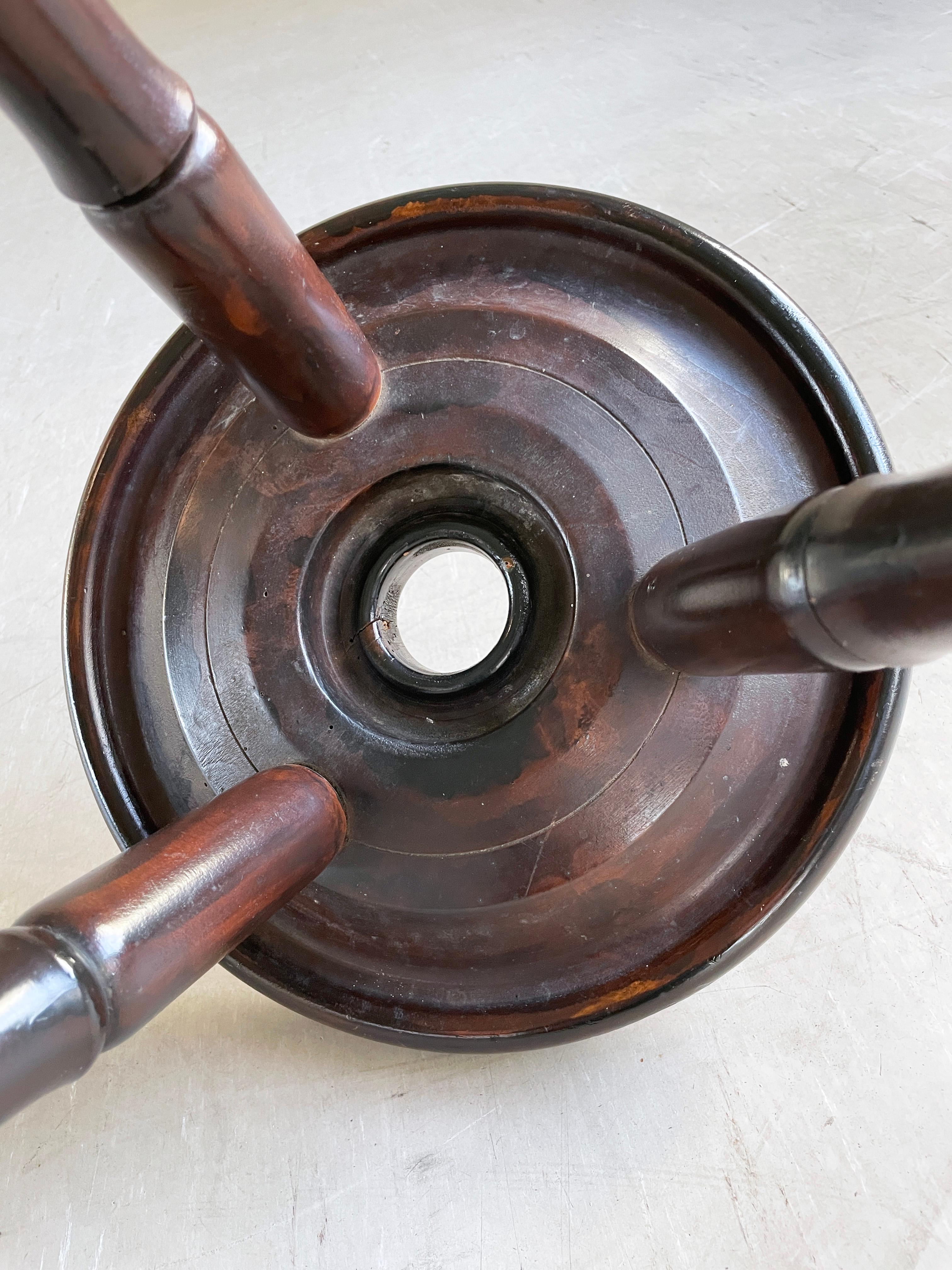 Taburete Trípode Vintage Rústico Suizo siglo XX en venta