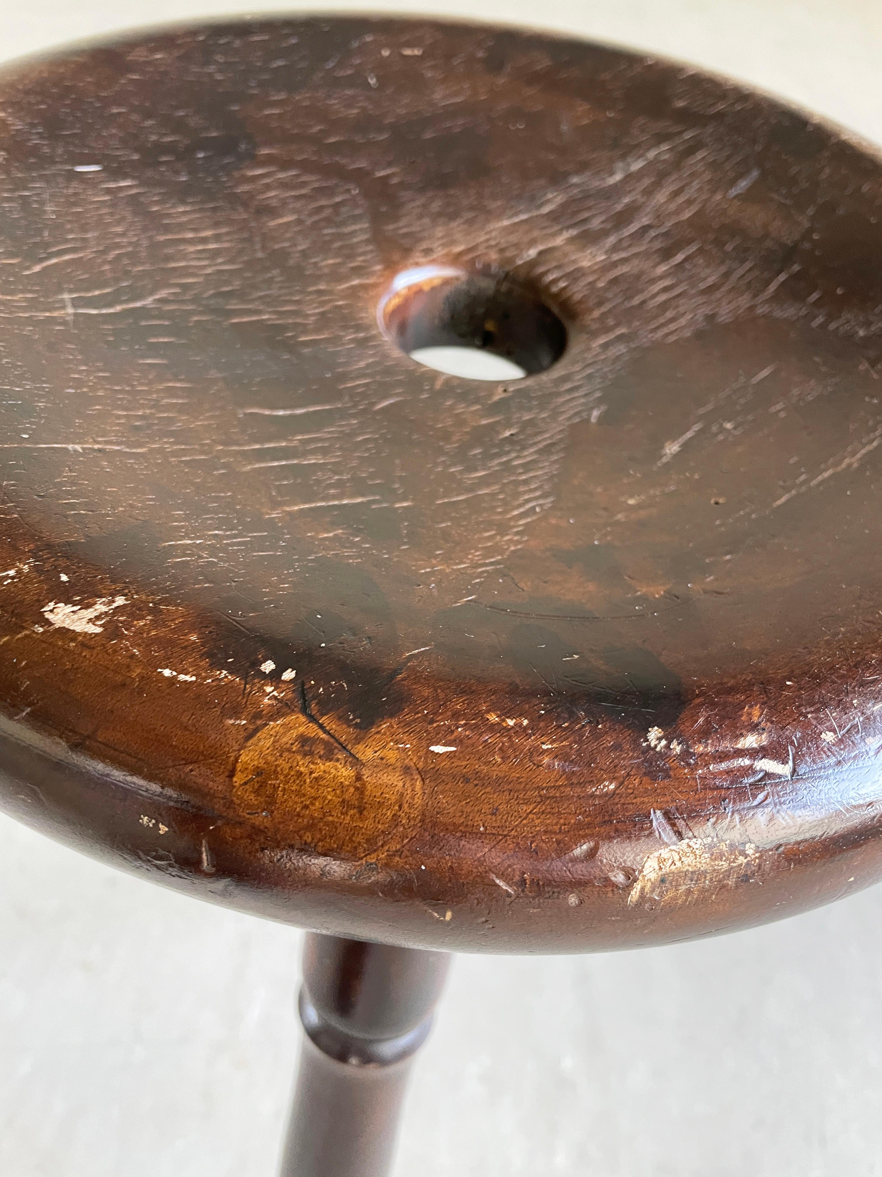 Taburete Trípode Vintage Rústico Suizo en venta 4