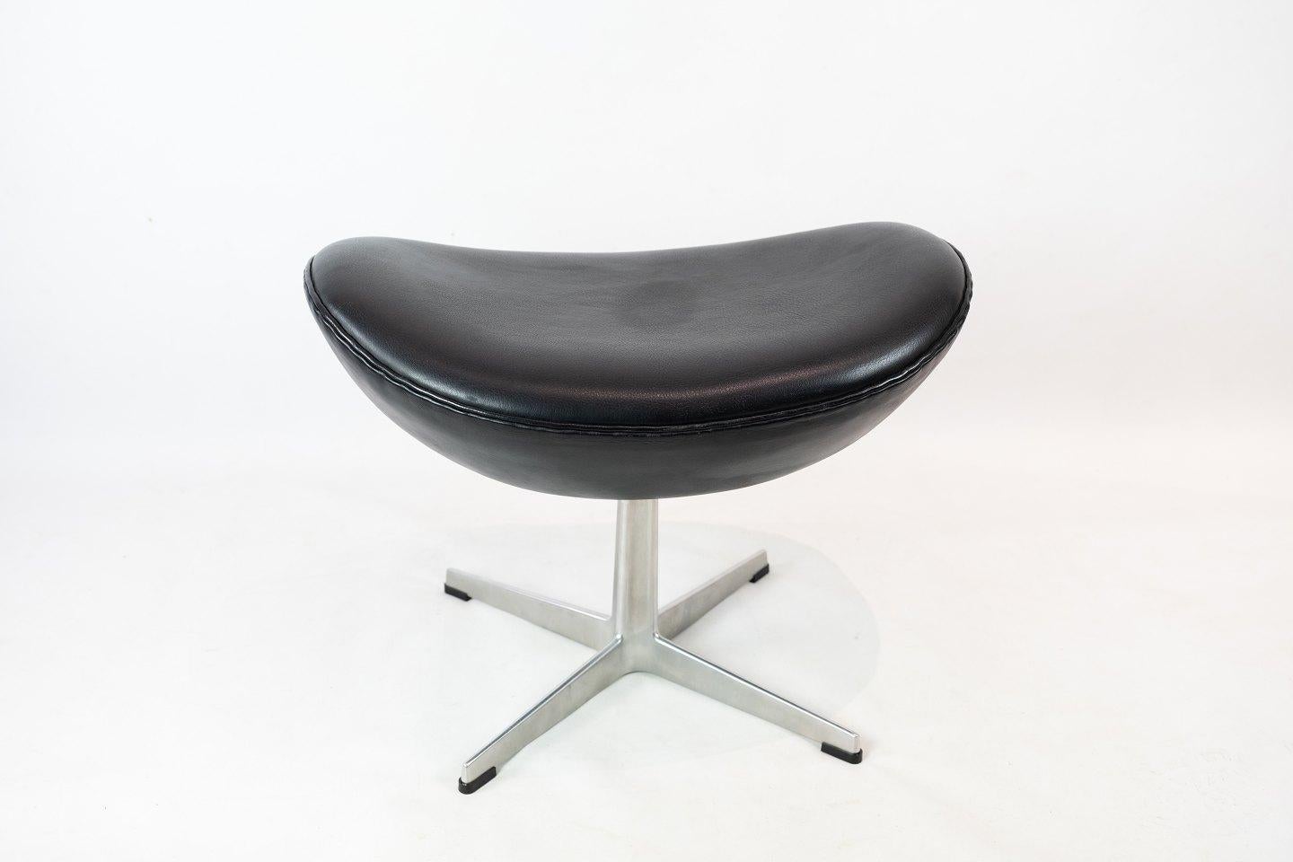 Stool for the egg, model 3127, designed by Arne Jacobsen in 1958 and manufactured by Fritz Hansen. The stool is originally upholstered with black leather and in great vintage condition.
   