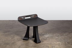 Tabouret en chêne massif sculpté à la main et orné de pierres précieuses en marbre de la collection SoShiro Pok