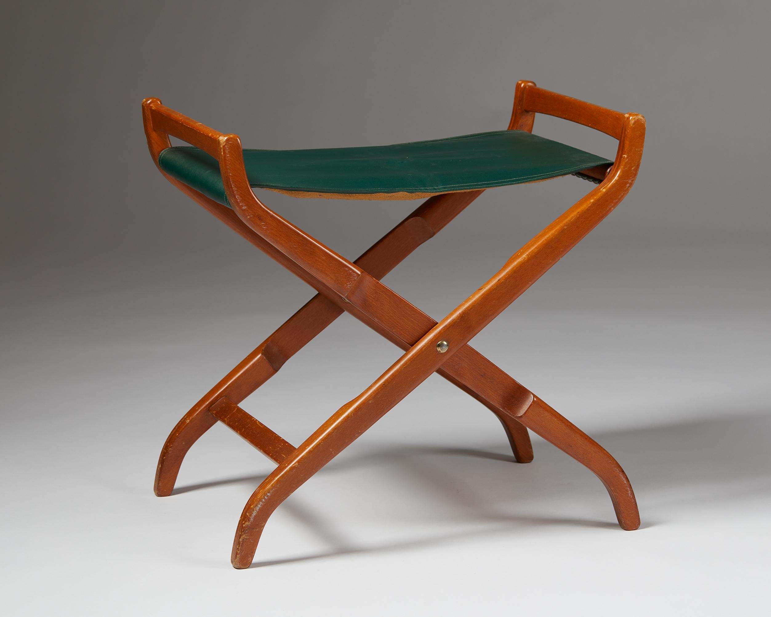 Stool ‘Futura’ by David Rosen for Nordiska Kompaniet, Sweden. 1951.

Imitation leather and stained beech.

Measurements:
H: 53 cm/ 1' 8 7/8