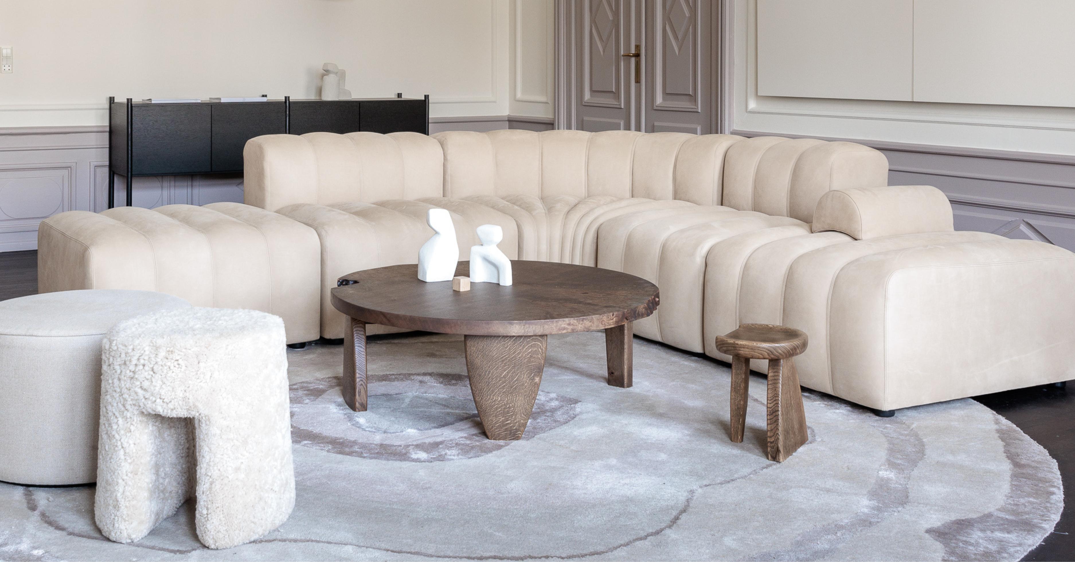 Hocker. Handgeschnitzte Eichen-Skulptur. Zeitgenössisches dänisches Kunsthandwerk (Dänisch) im Angebot