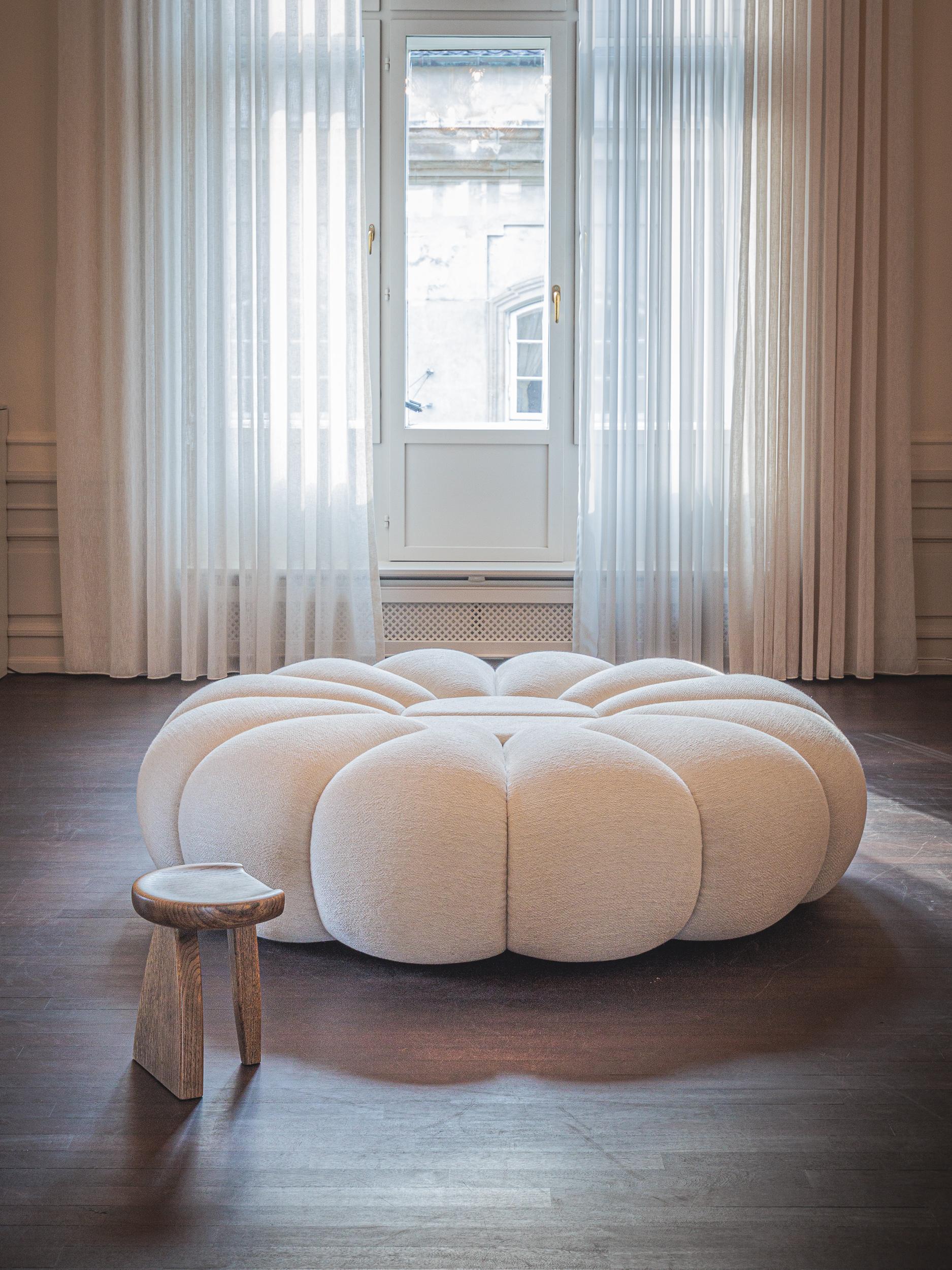 Hocker. Handgeschnitzte Eichen-Skulptur. Zeitgenössisches dänisches Kunsthandwerk (Geschnitzt) im Angebot