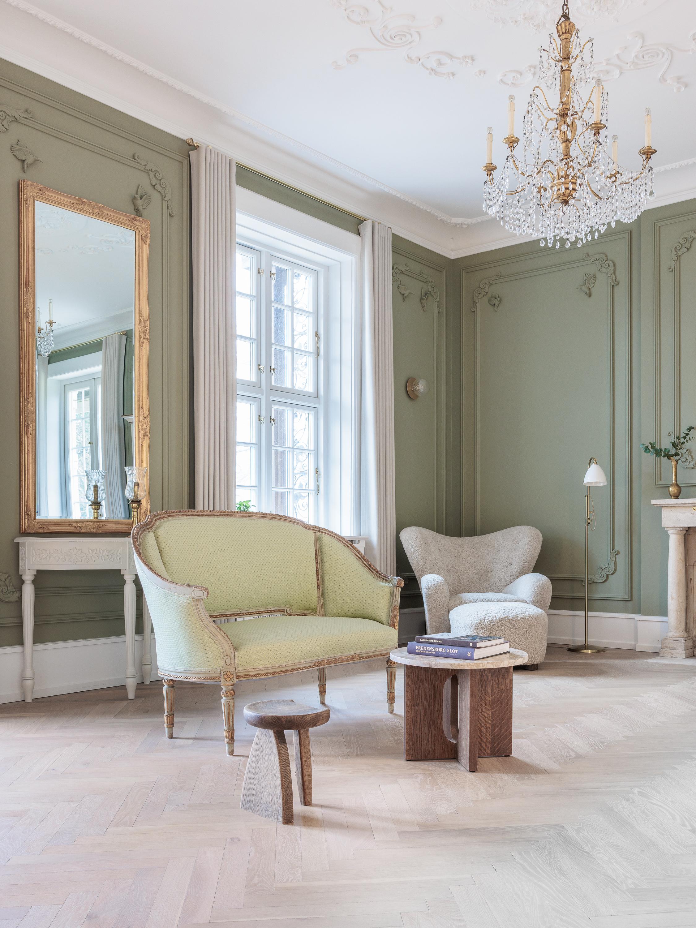 Hocker. Handgeschnitzte Eichen-Skulptur. Zeitgenössisches dänisches Kunsthandwerk im Zustand „Neu“ im Angebot in Fredensborg, DK