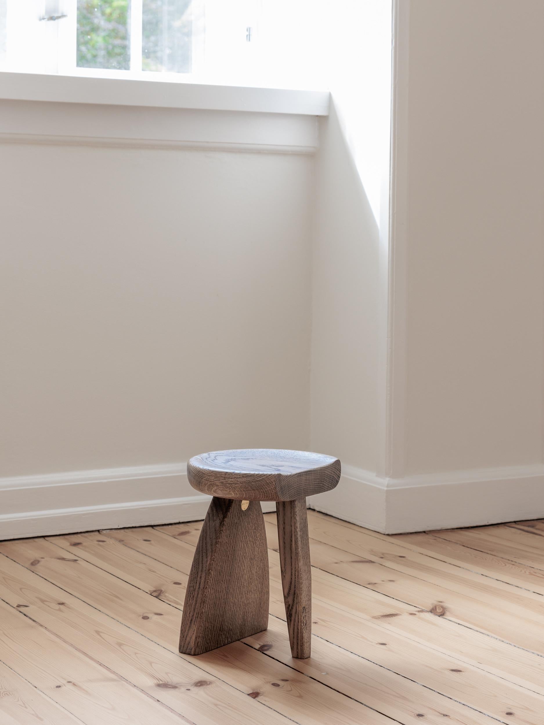 Hocker. Handgeschnitzte Eichen-Skulptur. Zeitgenössisches dänisches Kunsthandwerk (21. Jahrhundert und zeitgenössisch) im Angebot