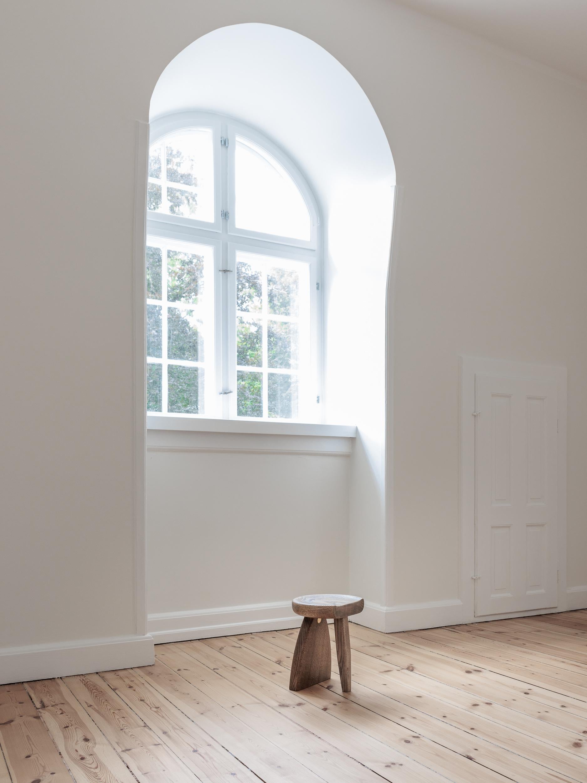 Hocker. Handgeschnitzte Eichen-Skulptur. Zeitgenössisches dänisches Kunsthandwerk (Eichenholz) im Angebot