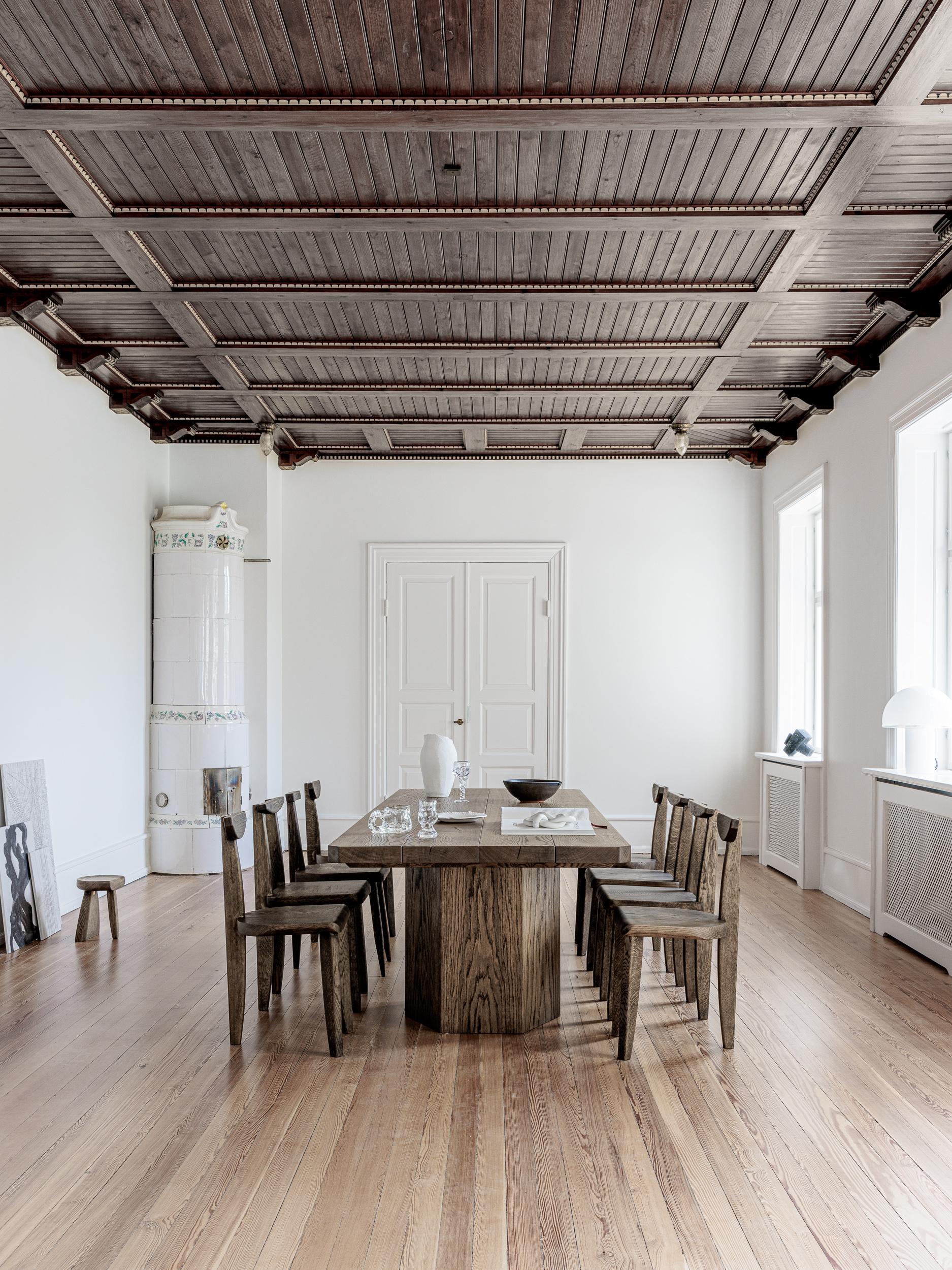 Hocker. Handgeschnitzte Eichen-Skulptur. Zeitgenössisches dänisches Kunsthandwerk im Angebot 1