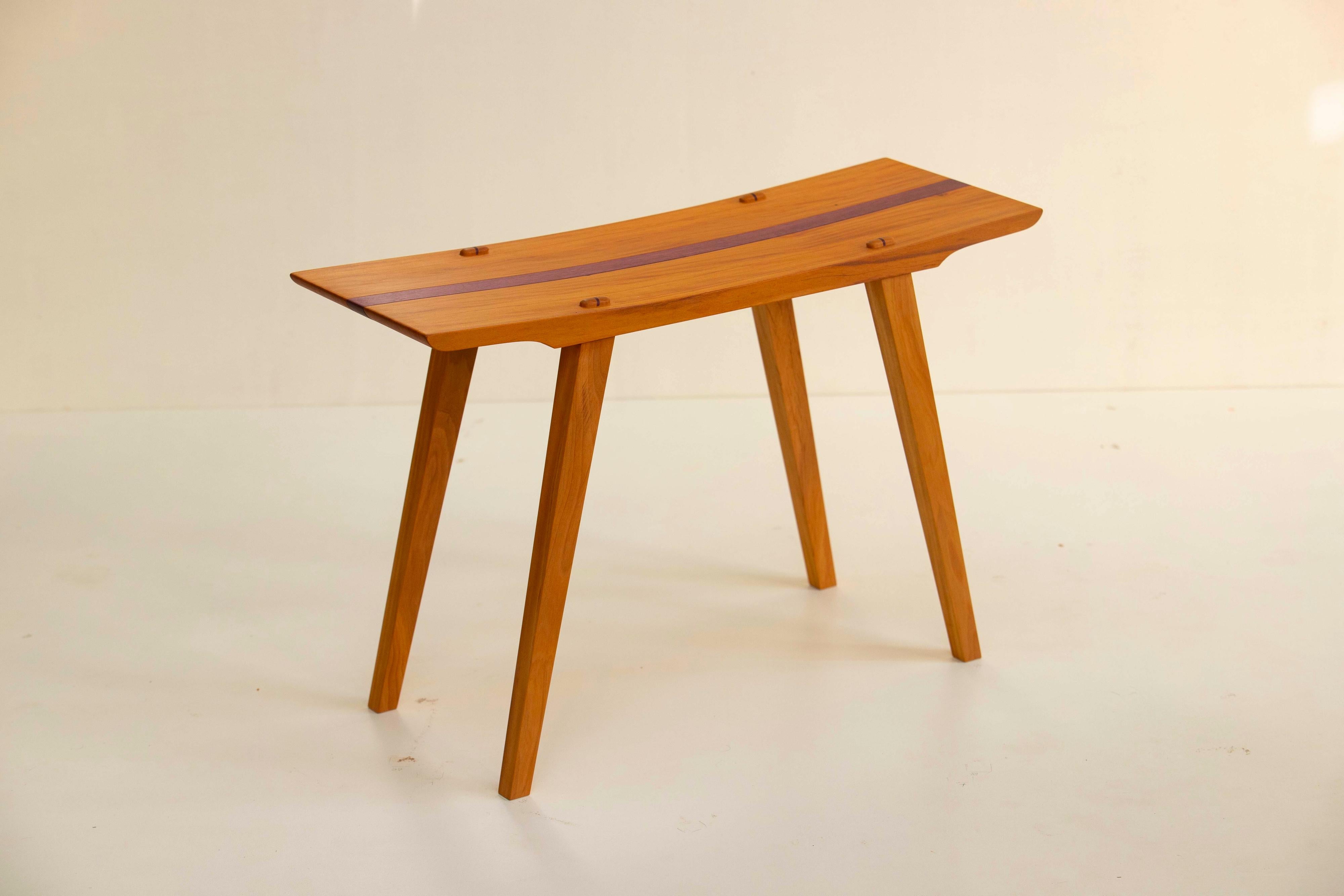 Bois de feuillus Tabouret fabriqué à la main en bois dur brésilien par Ricardo Graham Ferreira en vente