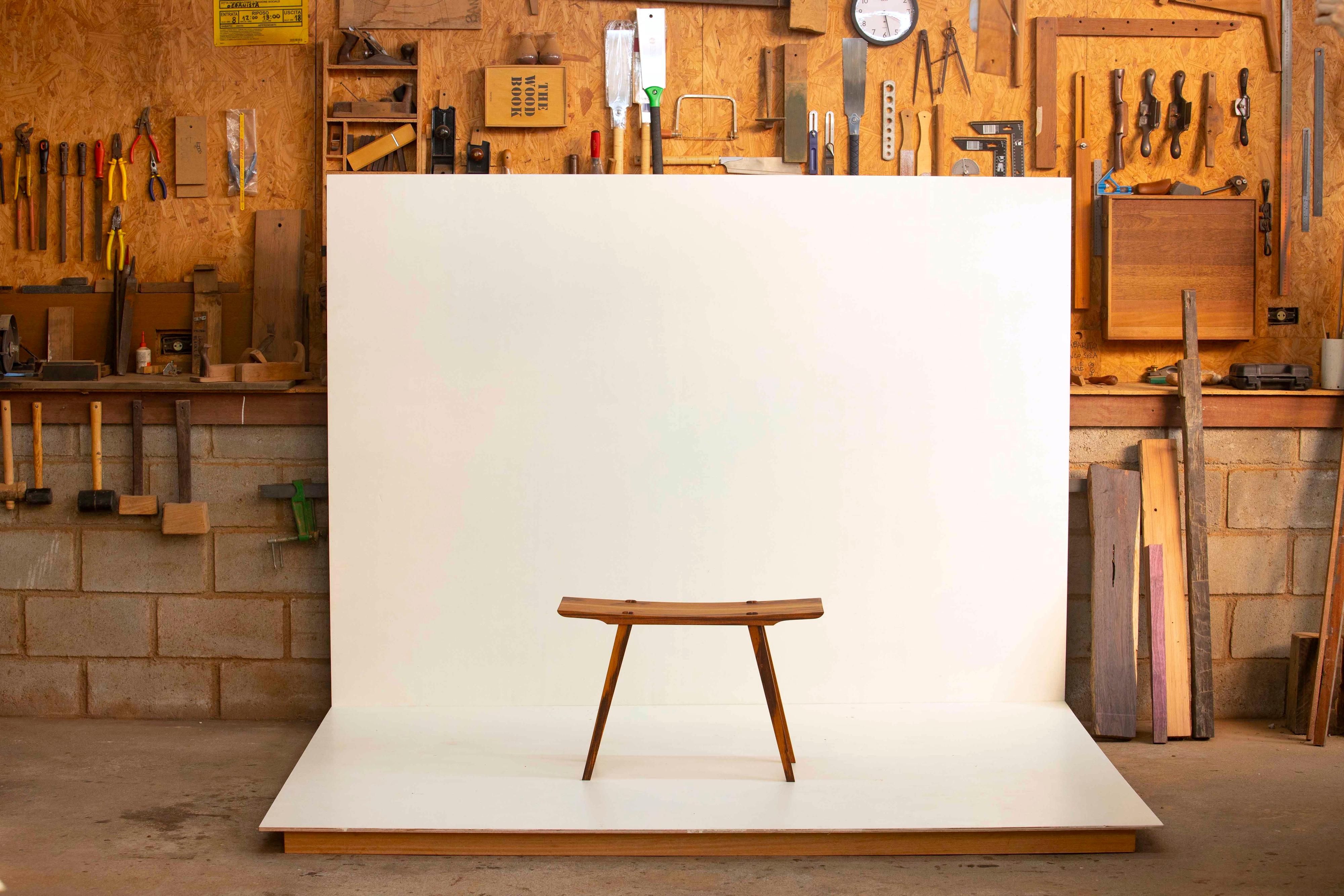 XXIe siècle et contemporain Tabouret fabriqué à la main en bois dur brésilien par Ricardo Graham Ferreira en vente