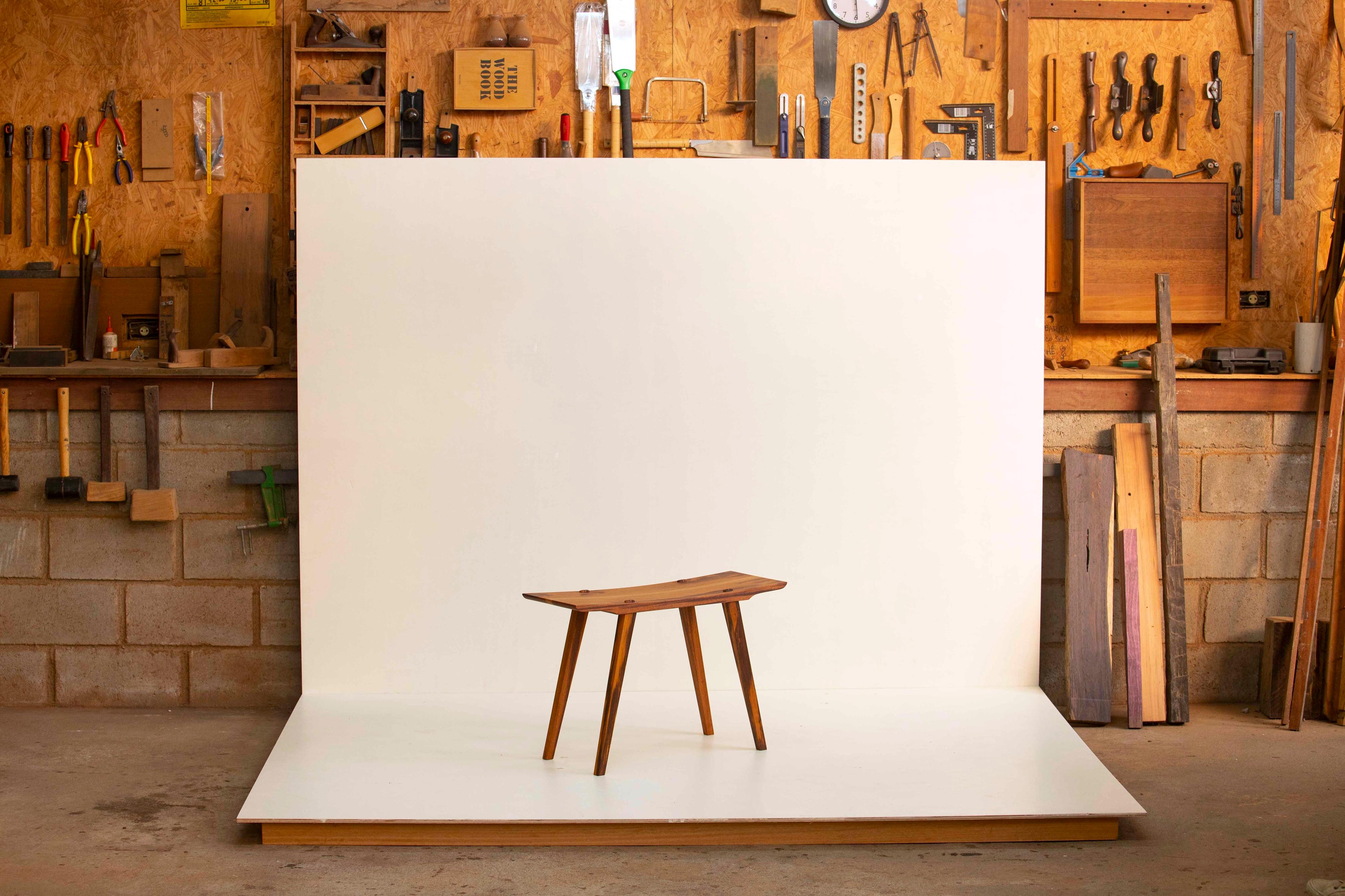 Fait main Tabouret fabriqué à la main en bois dur brésilien par Ricardo Graham Ferreira en vente