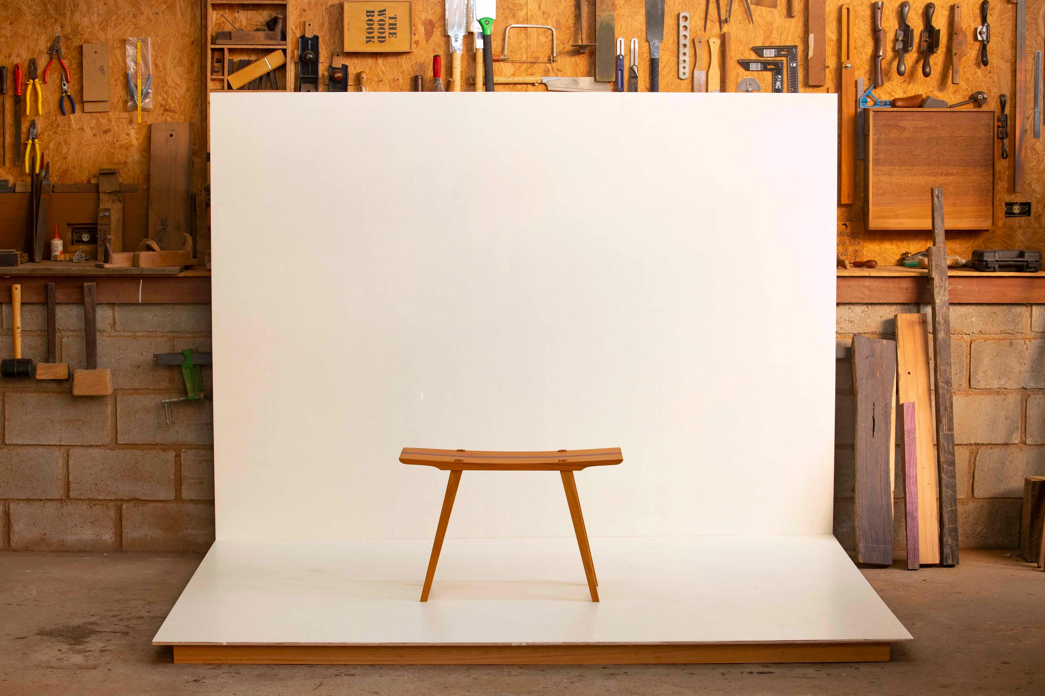 Brésilien Tabouret fabriqué à la main en bois dur brésilien par Ricardo Graham Ferreira en vente