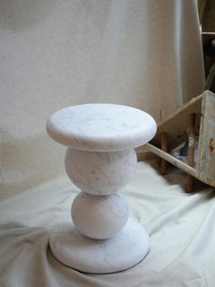Sgabello II in marmo di Carrara di Patrick Laroche