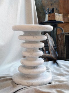 Sgabello III in marmo di Carrara di Patrick Laroche
