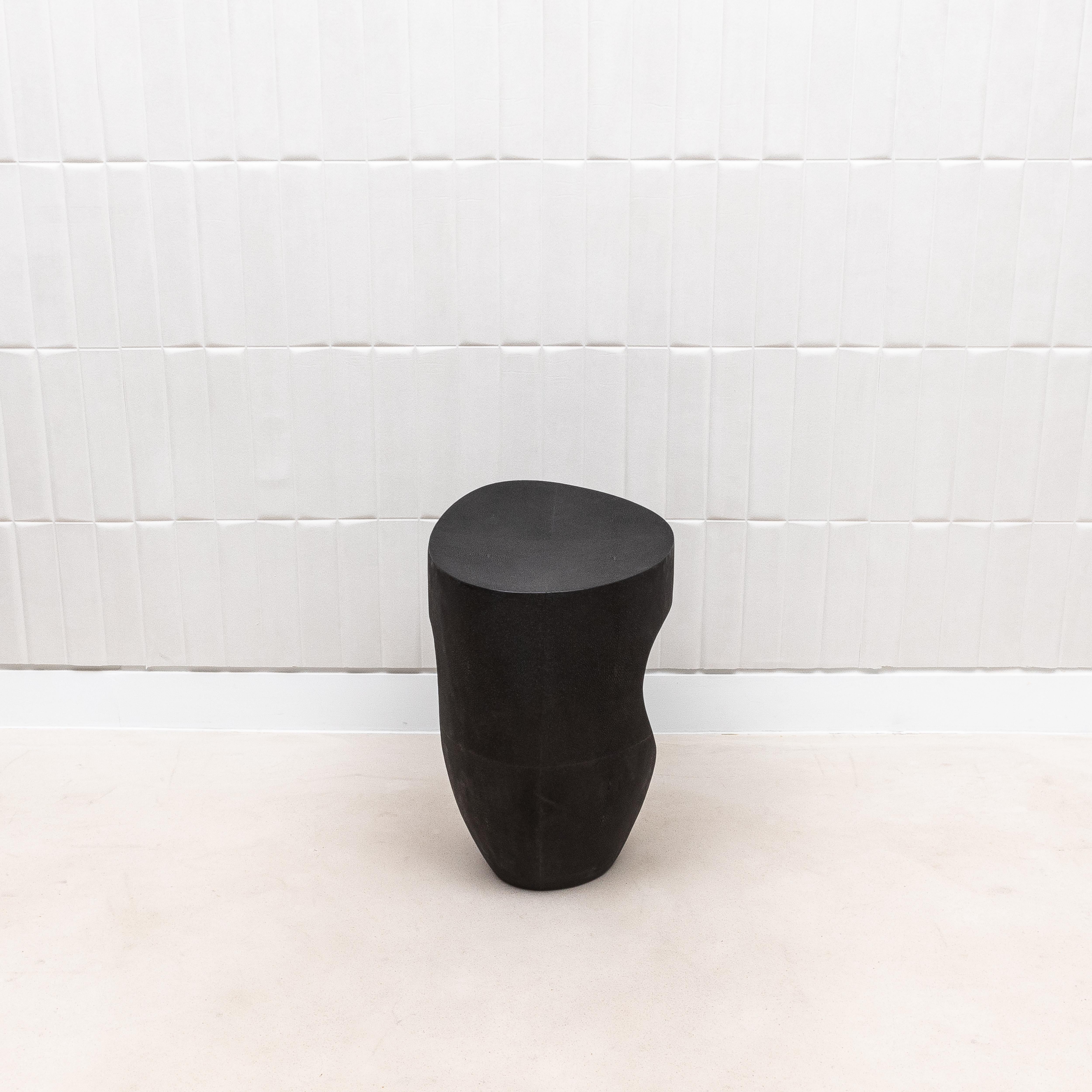 Tabouret en galuchat noir avec laiton patiné bronze par R&Y Augousti en vente 2