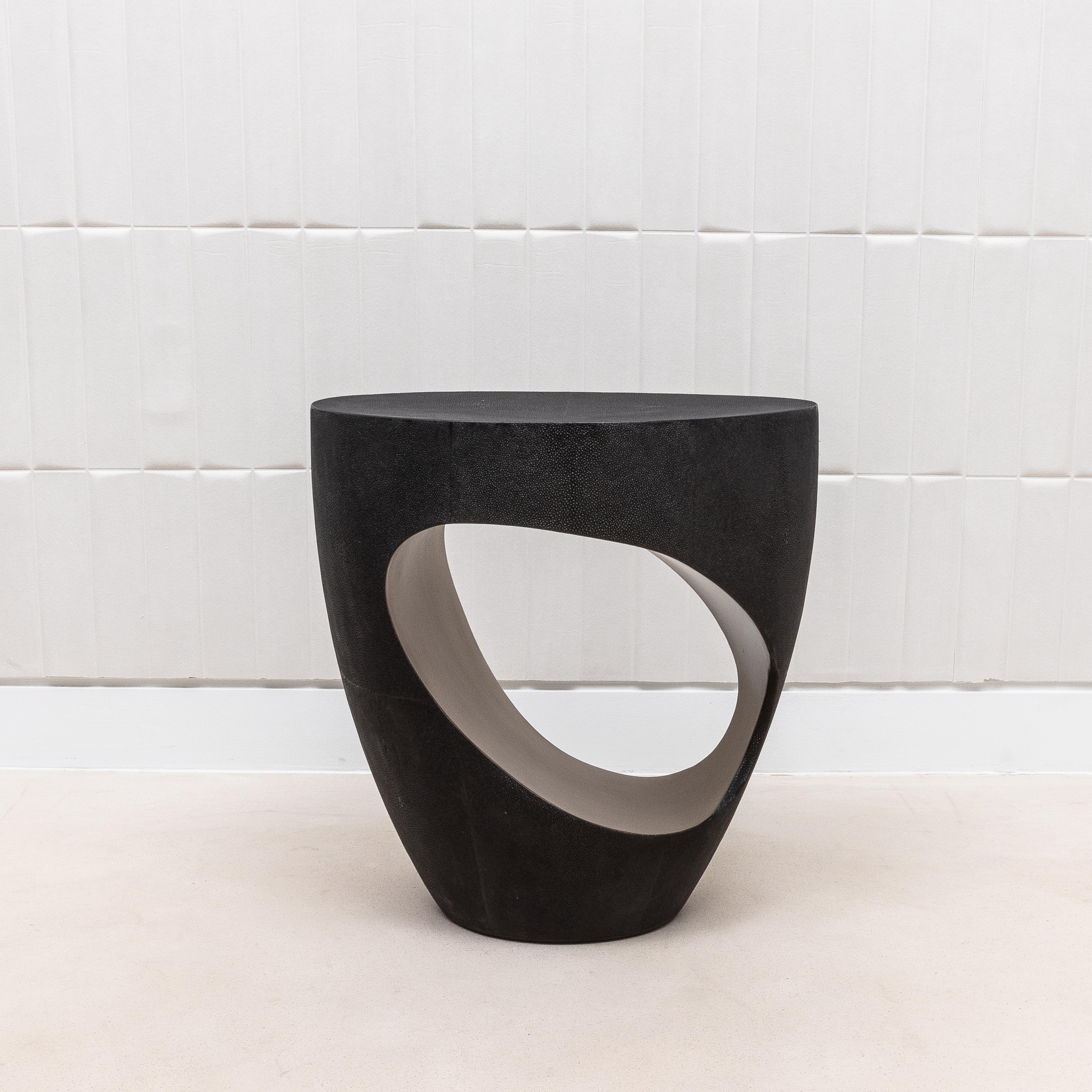 Tabouret en galuchat noir avec laiton patiné bronze par R&Y Augousti en vente 3
