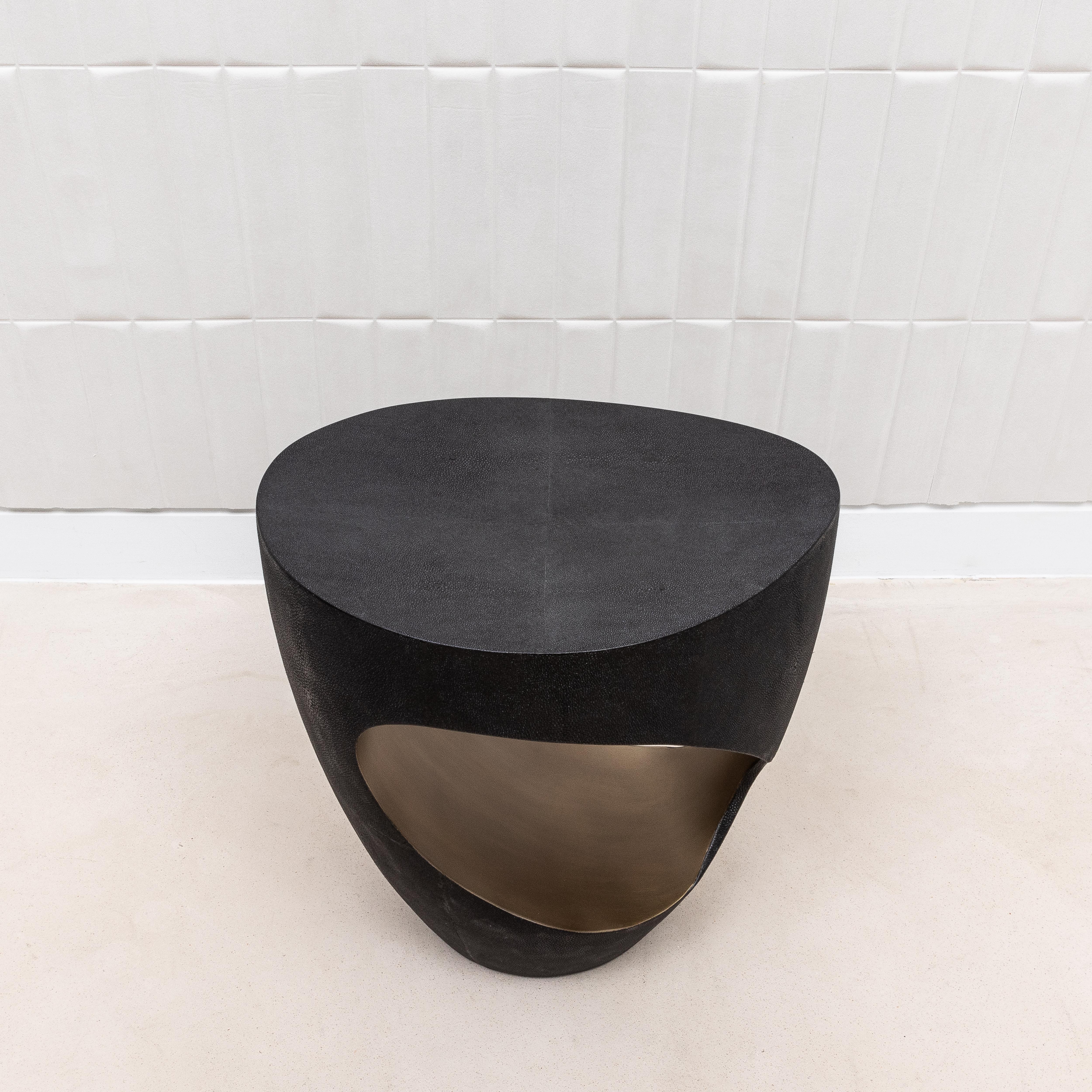 Tabouret en galuchat noir avec laiton patiné bronze par R&Y Augousti en vente 4