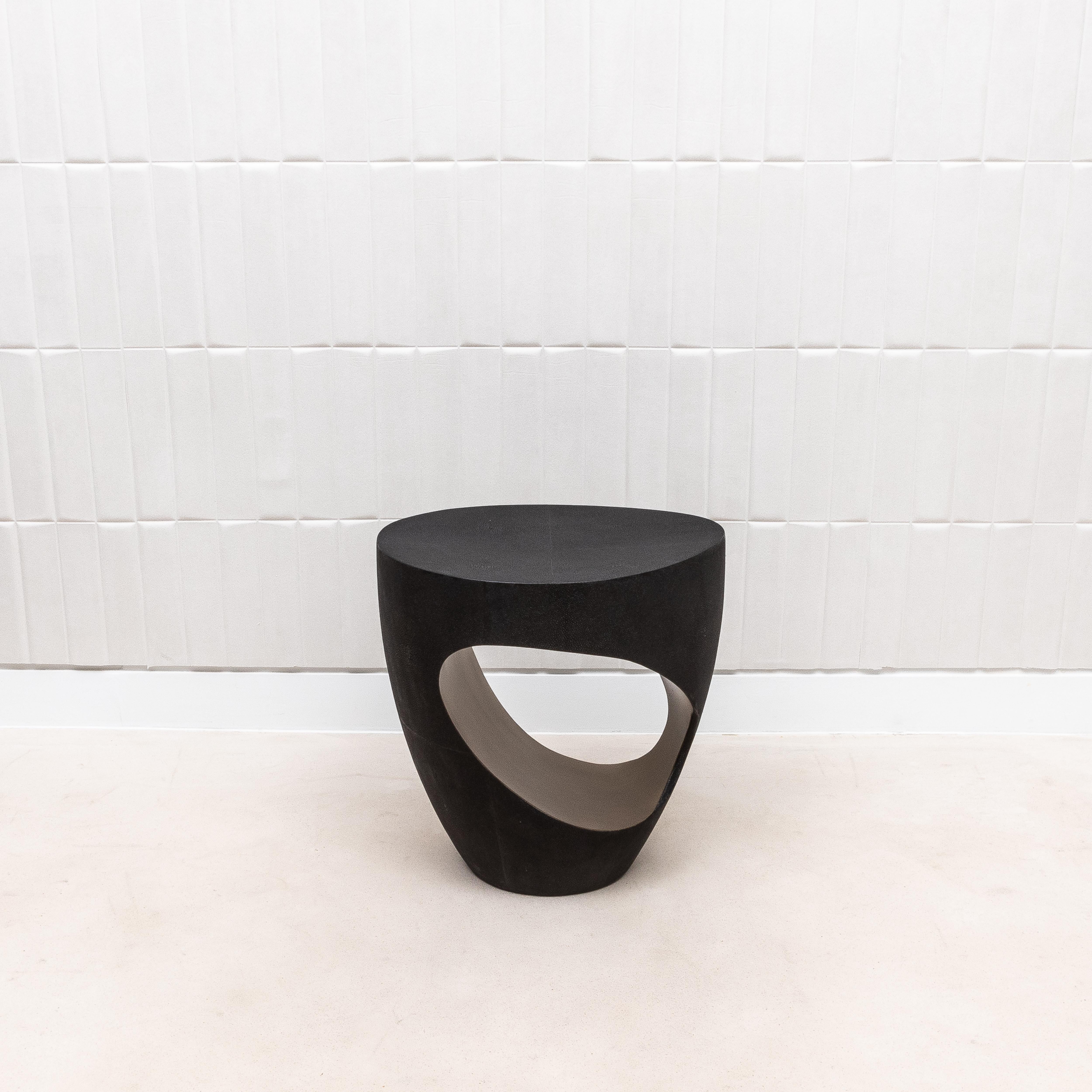 Le tabouret Eclipse de R&Y Augousti est une fusion frappante d'art et de fonctionnalité, enveloppé dans un luxueux galuchat noir et rehaussé d'un intérieur en laiton patiné de bronze. Le design audacieux et sculptural du tabouret se caractérise par