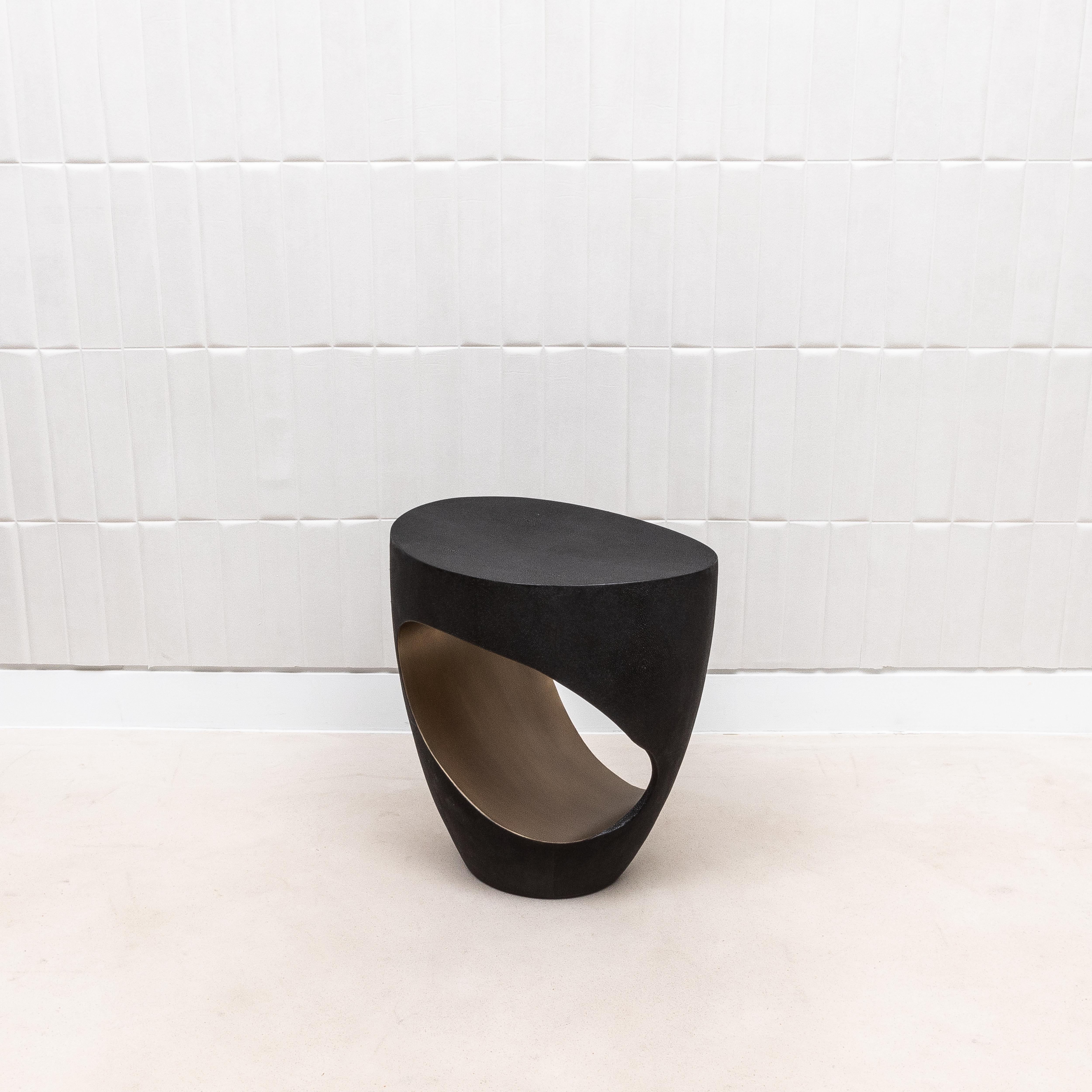 Art déco Tabouret en galuchat noir avec laiton patiné bronze par R&Y Augousti en vente
