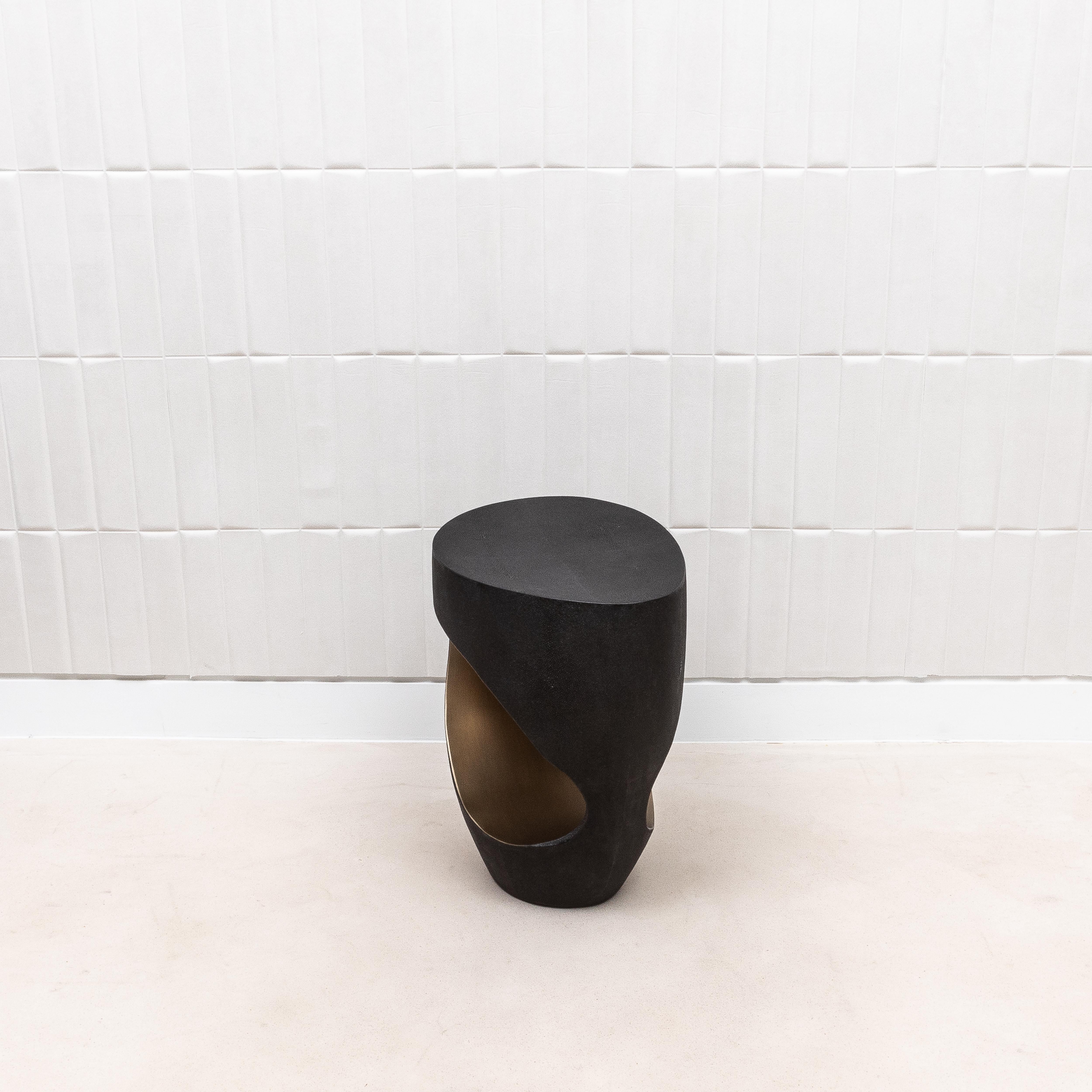Philippin Tabouret en galuchat noir avec laiton patiné bronze par R&Y Augousti en vente
