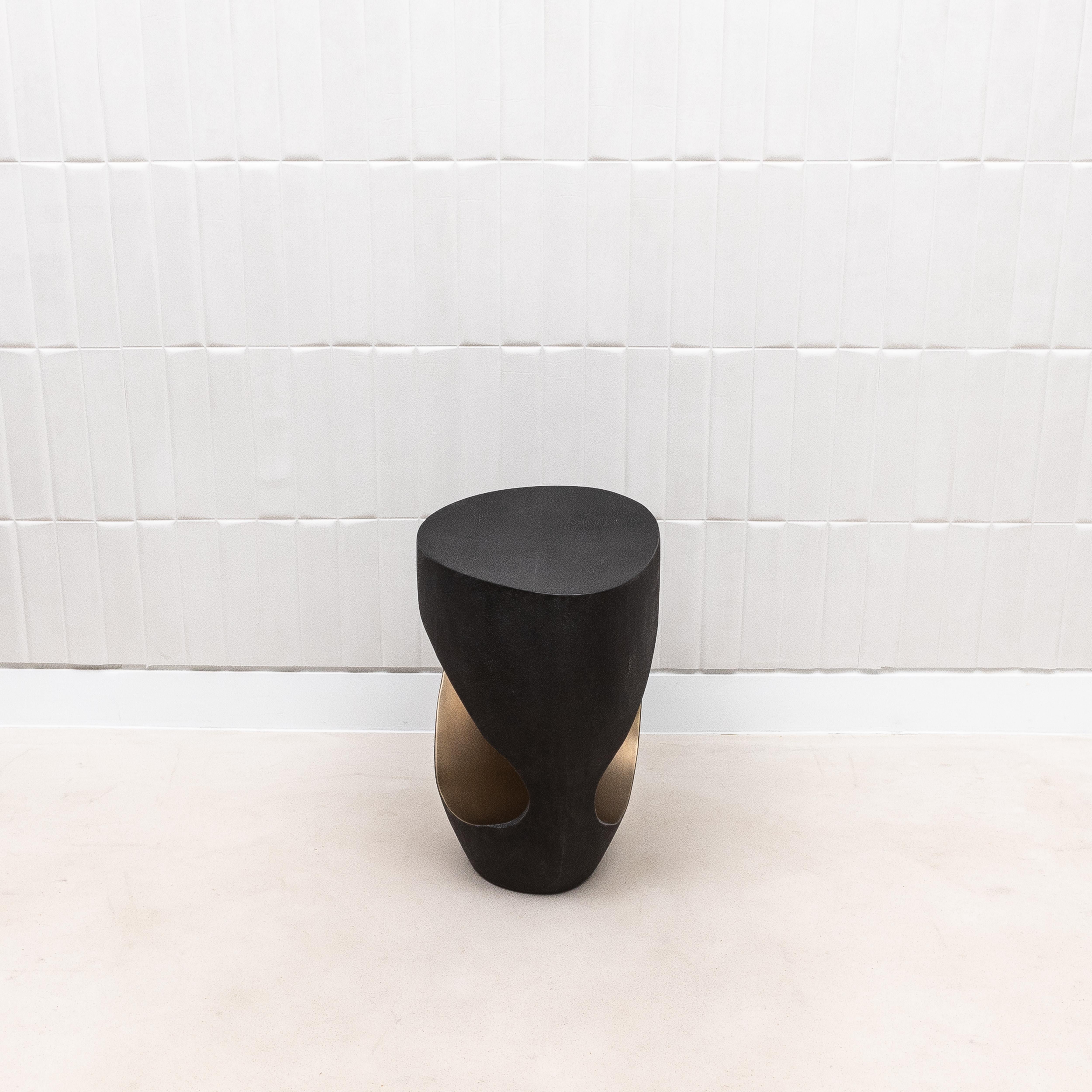 Fait main Tabouret en galuchat noir avec laiton patiné bronze par R&Y Augousti en vente