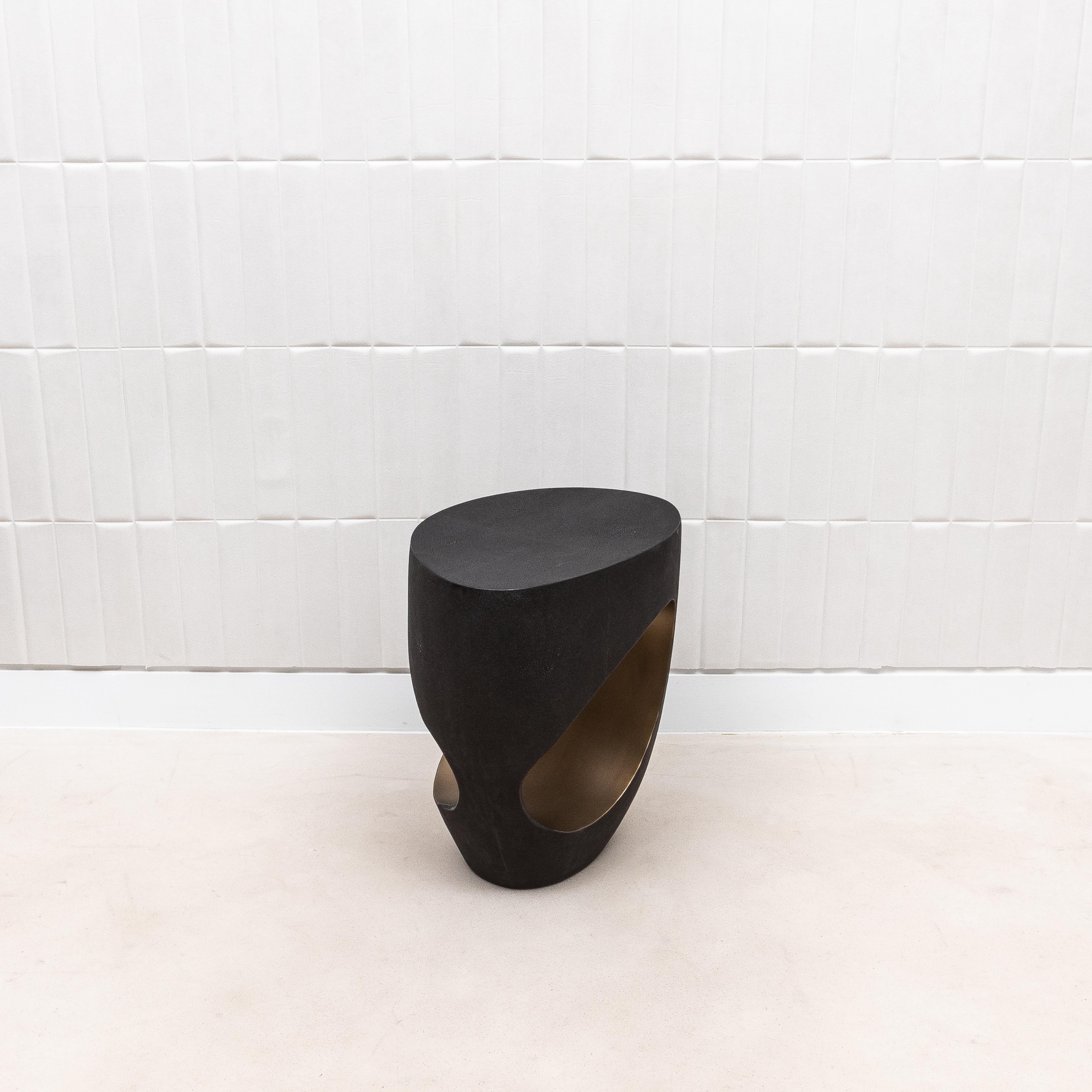 Tabouret en galuchat noir avec laiton patiné bronze par R&Y Augousti Neuf - En vente à West Hollywood, CA