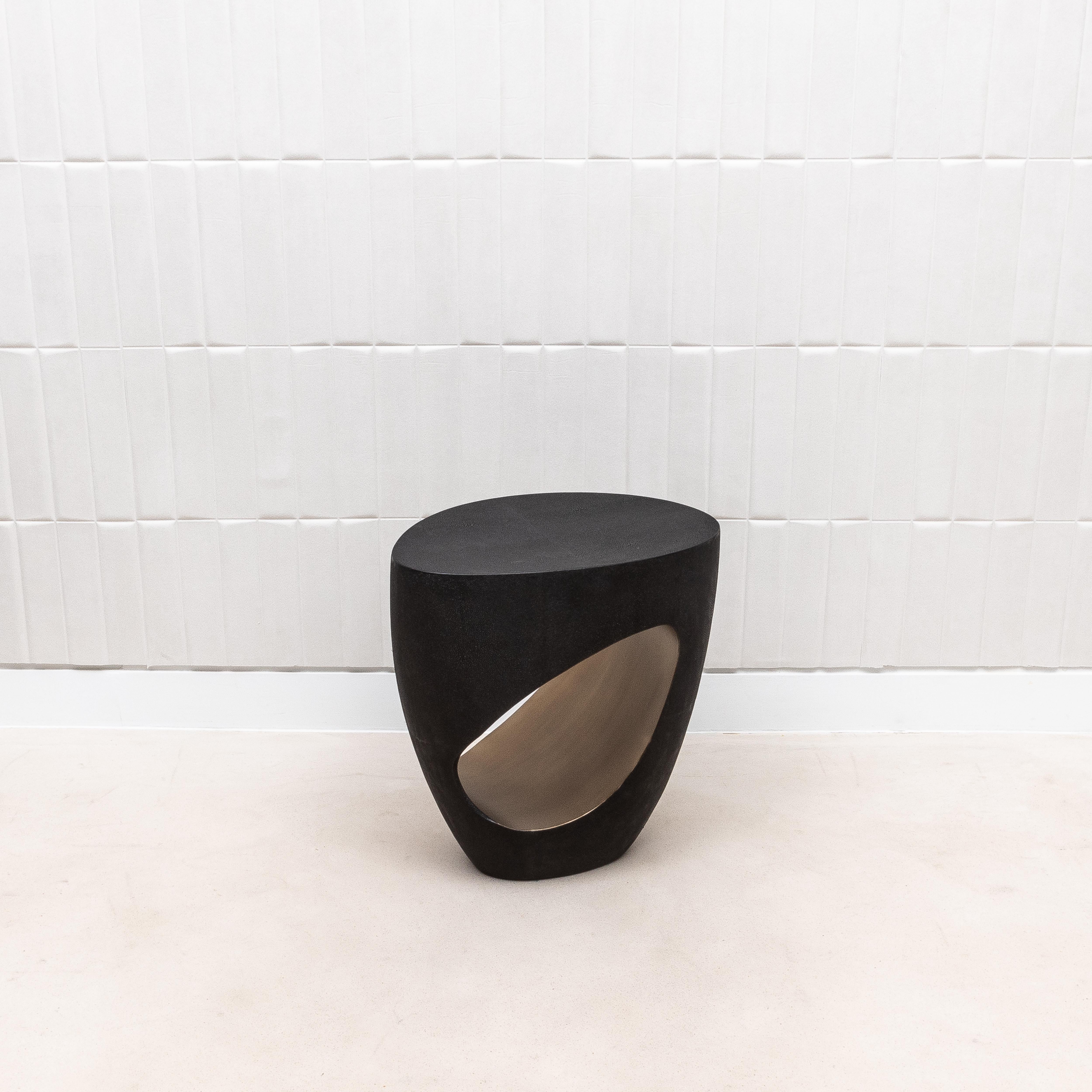 XXIe siècle et contemporain Tabouret en galuchat noir avec laiton patiné bronze par R&Y Augousti en vente