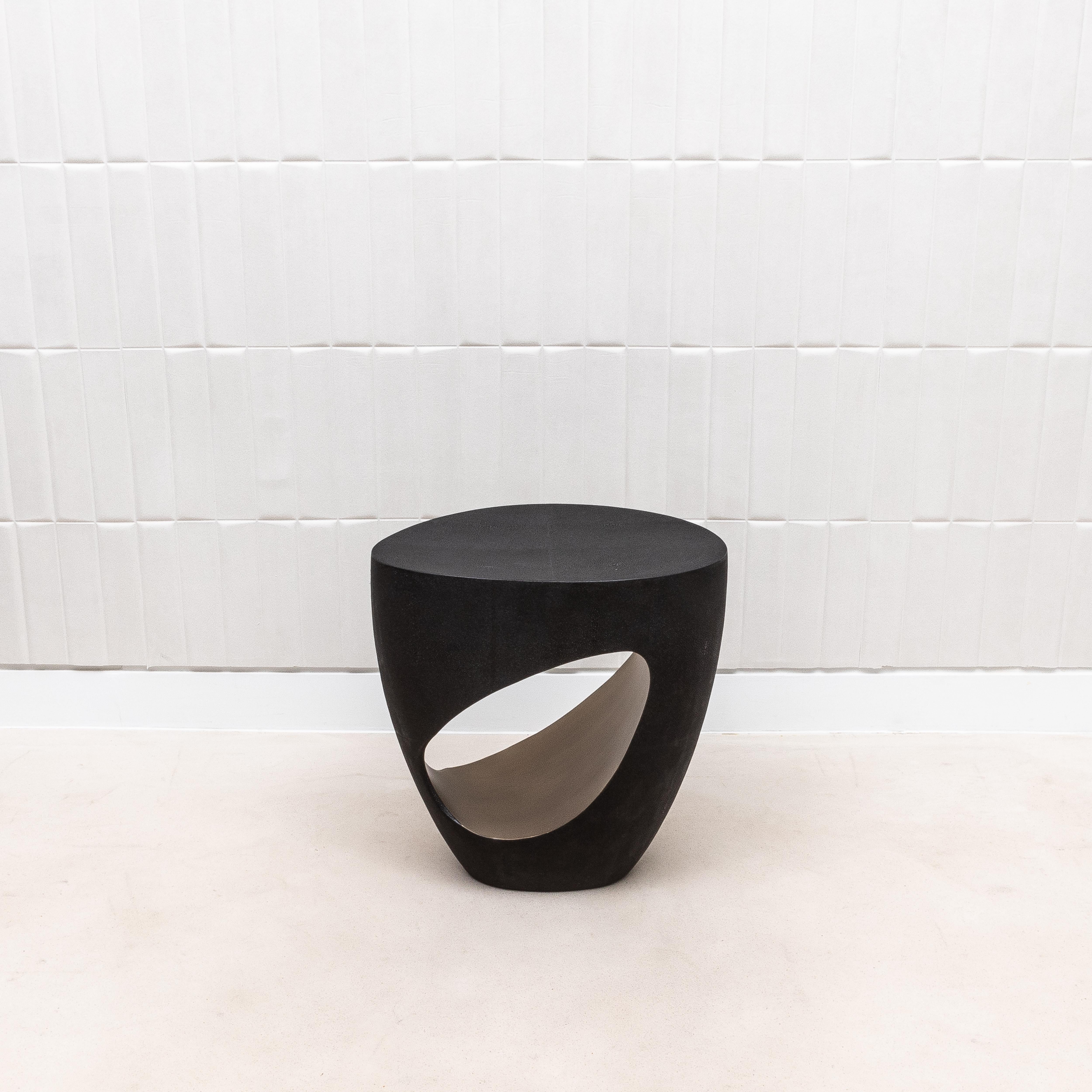 Laiton Tabouret en galuchat noir avec laiton patiné bronze par R&Y Augousti en vente