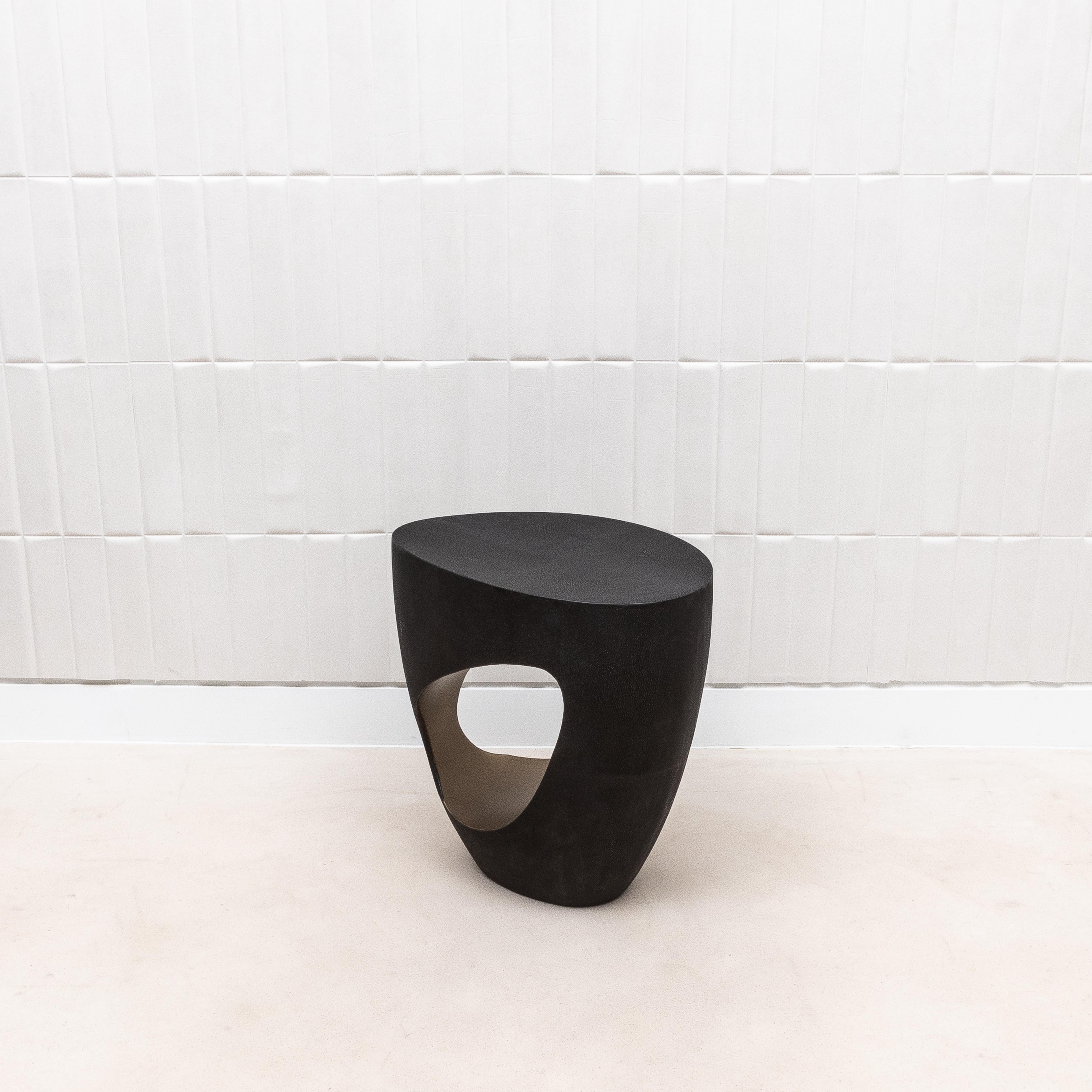 Tabouret en galuchat noir avec laiton patiné bronze par R&Y Augousti en vente 1