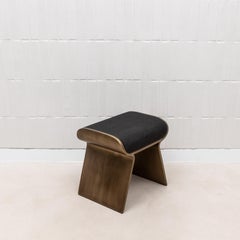 Tabouret en galuchat noir avec pieds en laiton patiné bronze par Kifu Paris
