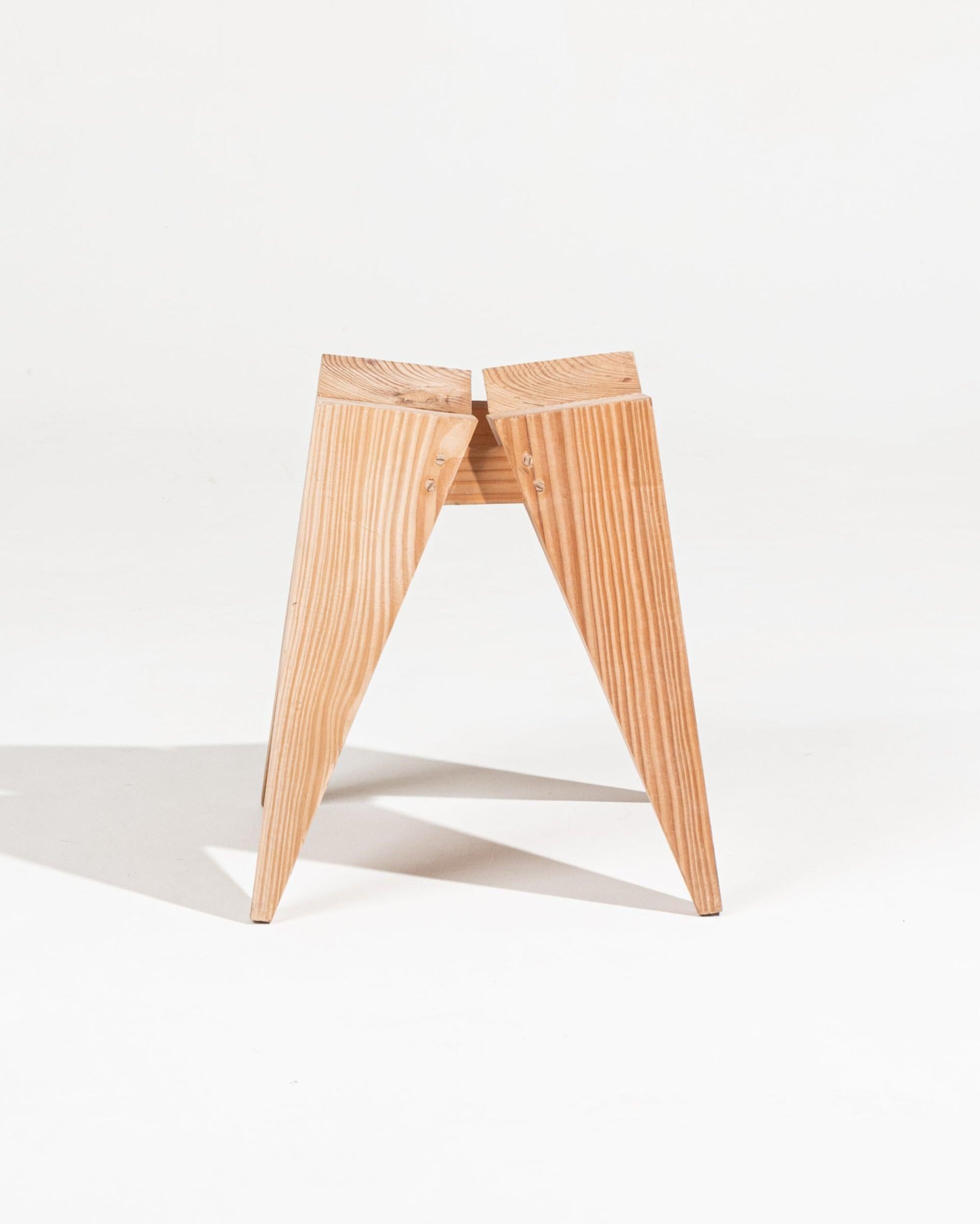 Stool in carved wood In New Condition For Sale In PARIS, FR