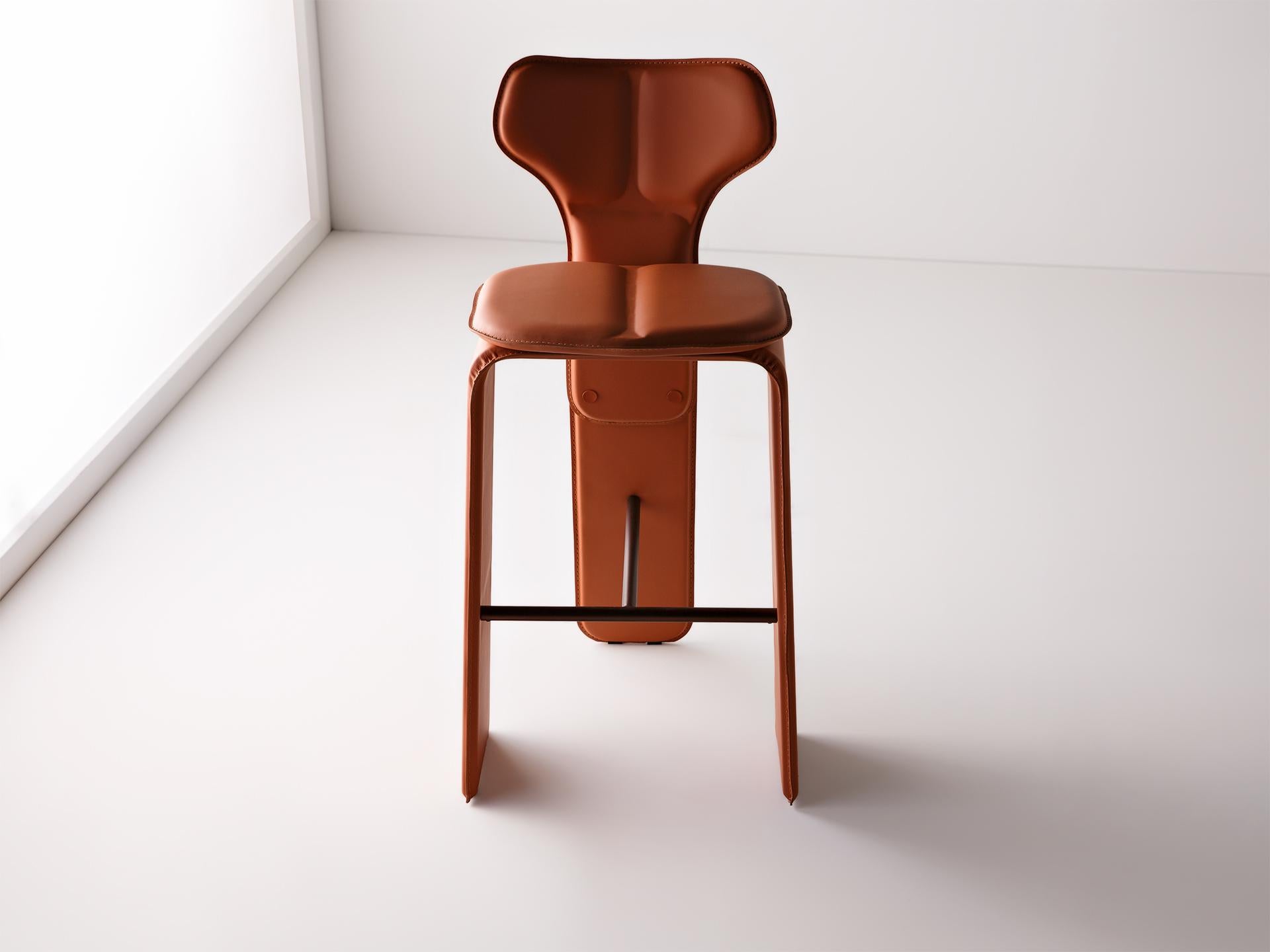 
Inspired by human anatomy, the Fly Stool by Tiago Curioni has a metallic skeleton, and cushions that refer to the musculature of the human body. Also, check the Fly chair, for a complete collection.

Fully covered in leather, the chair is formed by