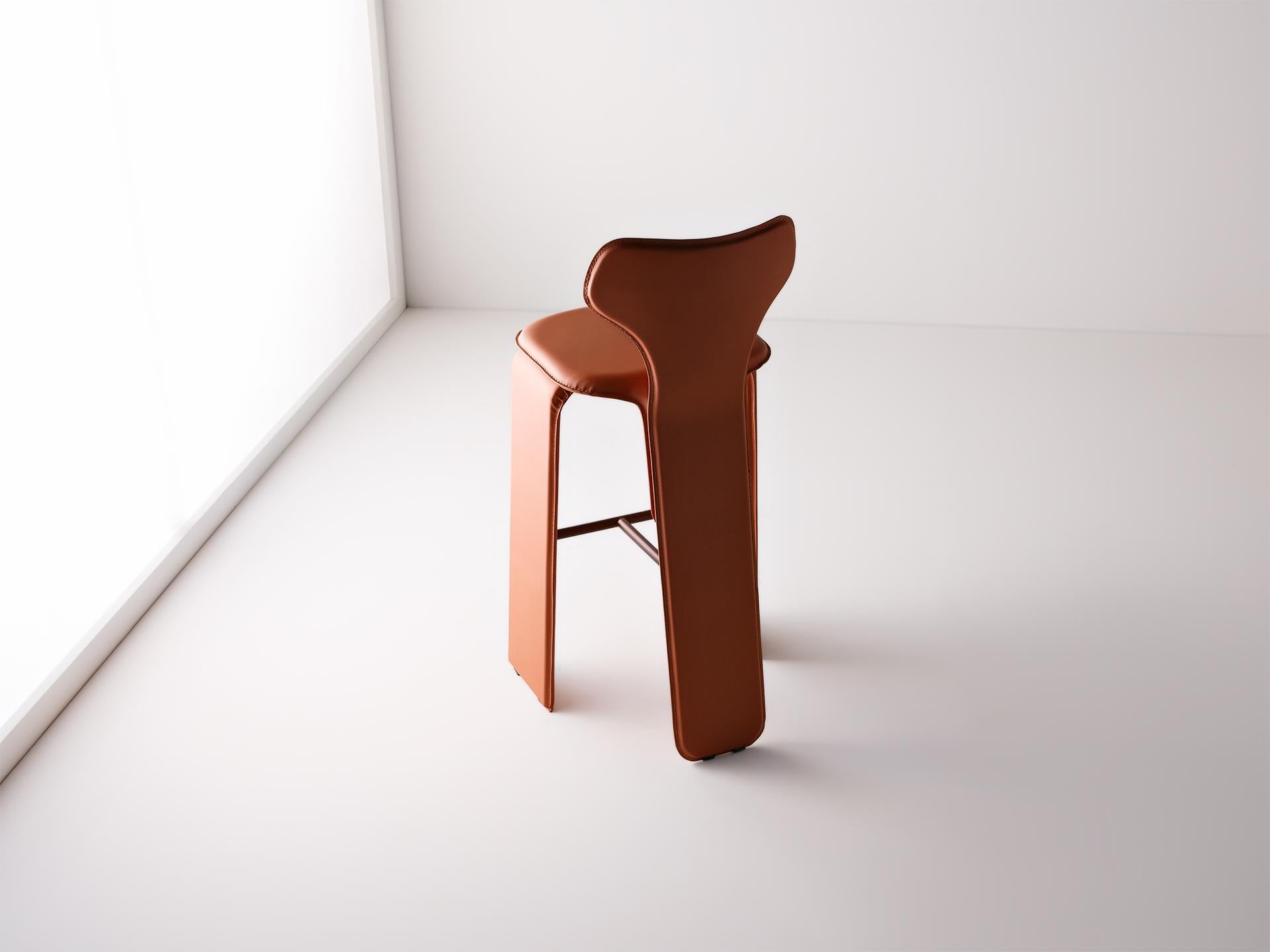 Minimalist Stool in leather by Tiago Curioni, handmade in Brazilian in contemporary style. For Sale