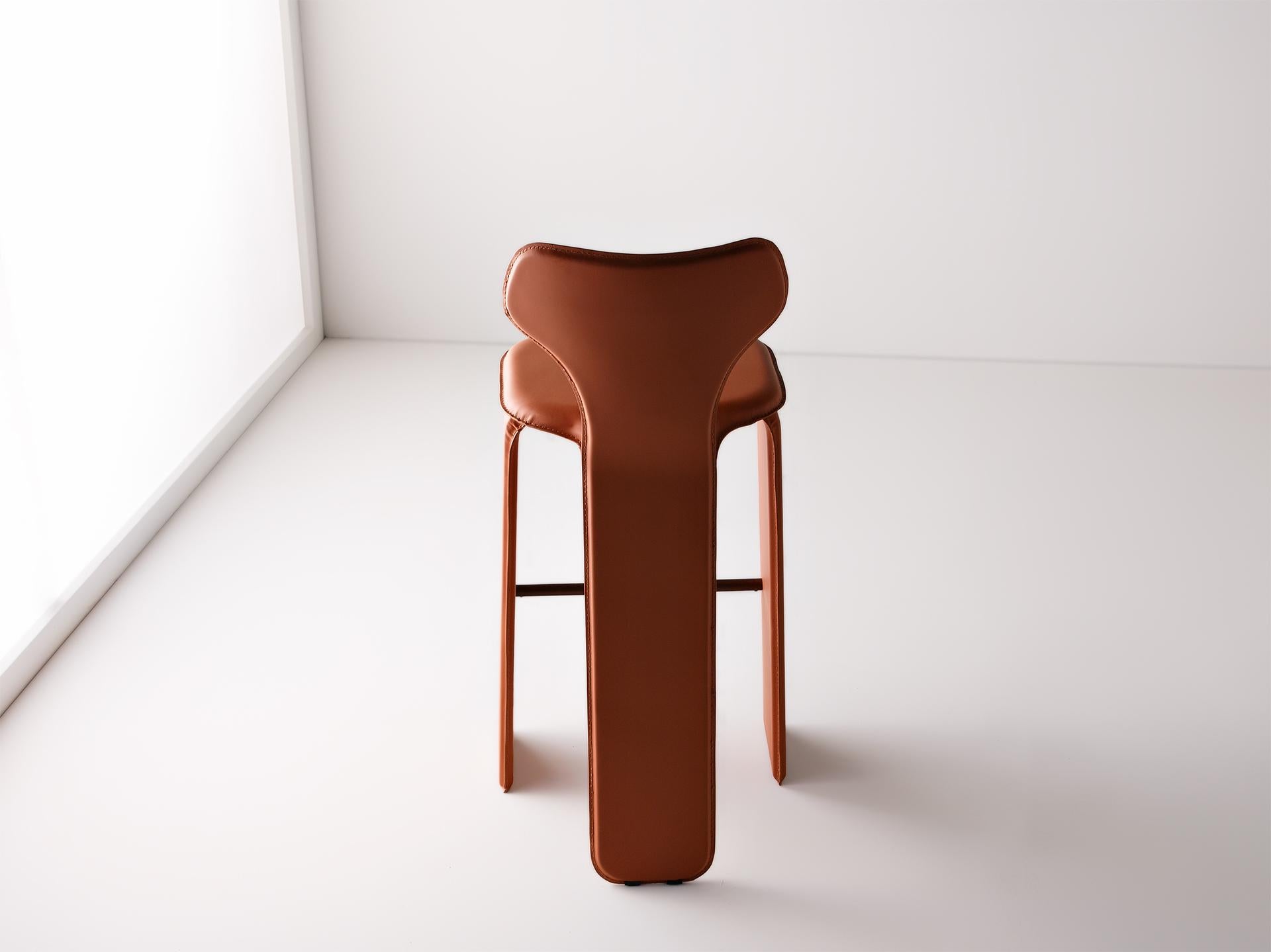 Stool in leather by Tiago Curioni, handmade in Brazilian in contemporary style. In New Condition For Sale In Sao Paulo, SP