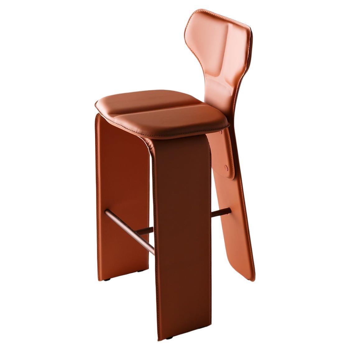 Sgabello in pelle di Tiago Curioni, realizzato a mano in Brasile in stile contemporaneo.