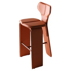 Taburete de cuero de Tiago Curioni, hecho a mano en Brasil en estilo contemporáneo.