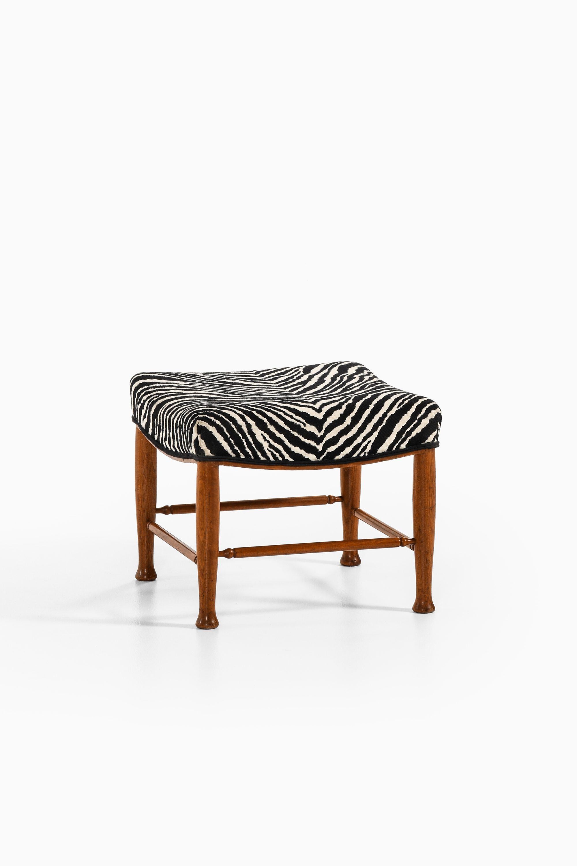 Scandinavo moderno Sgabello in mogano e rivestito in tessuto Aino Aalto di Josef Frank, anni '50 in vendita