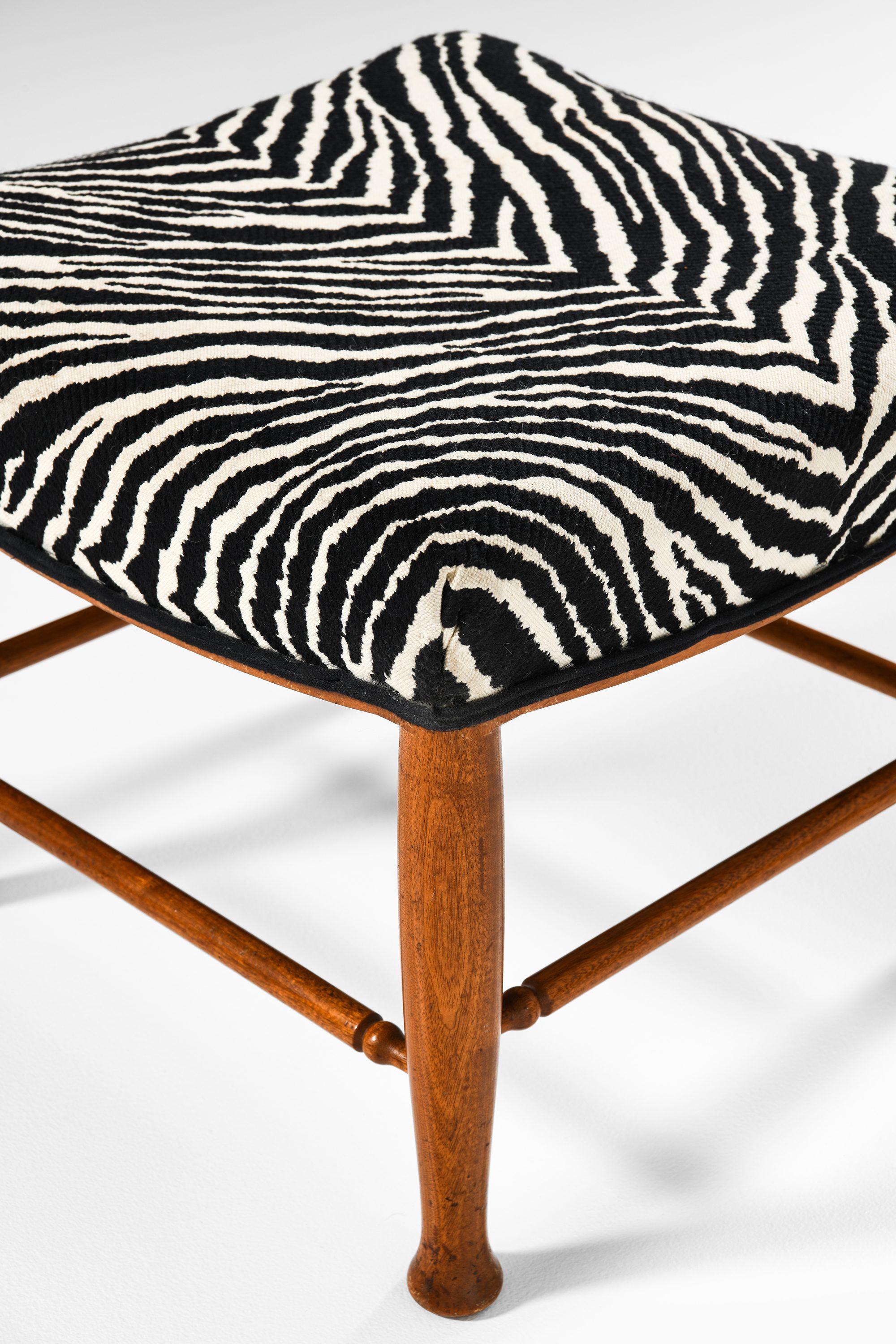 Svedese Sgabello in mogano e rivestito in tessuto Aino Aalto di Josef Frank, anni '50 in vendita
