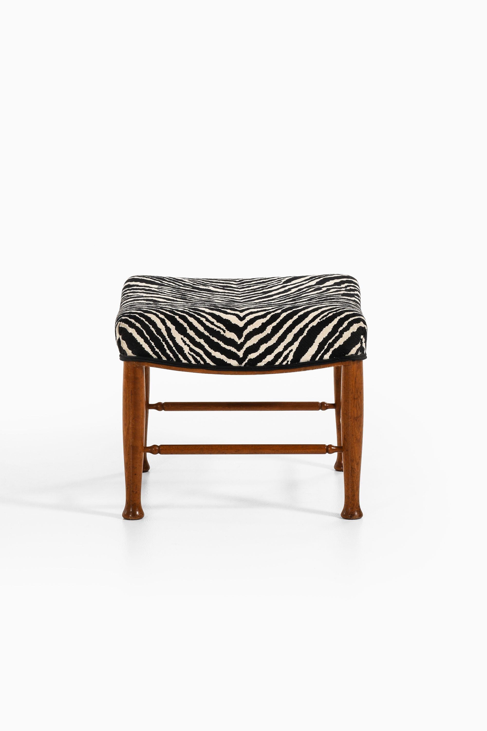 Mogano Sgabello in mogano e rivestito in tessuto Aino Aalto di Josef Frank, anni '50 in vendita