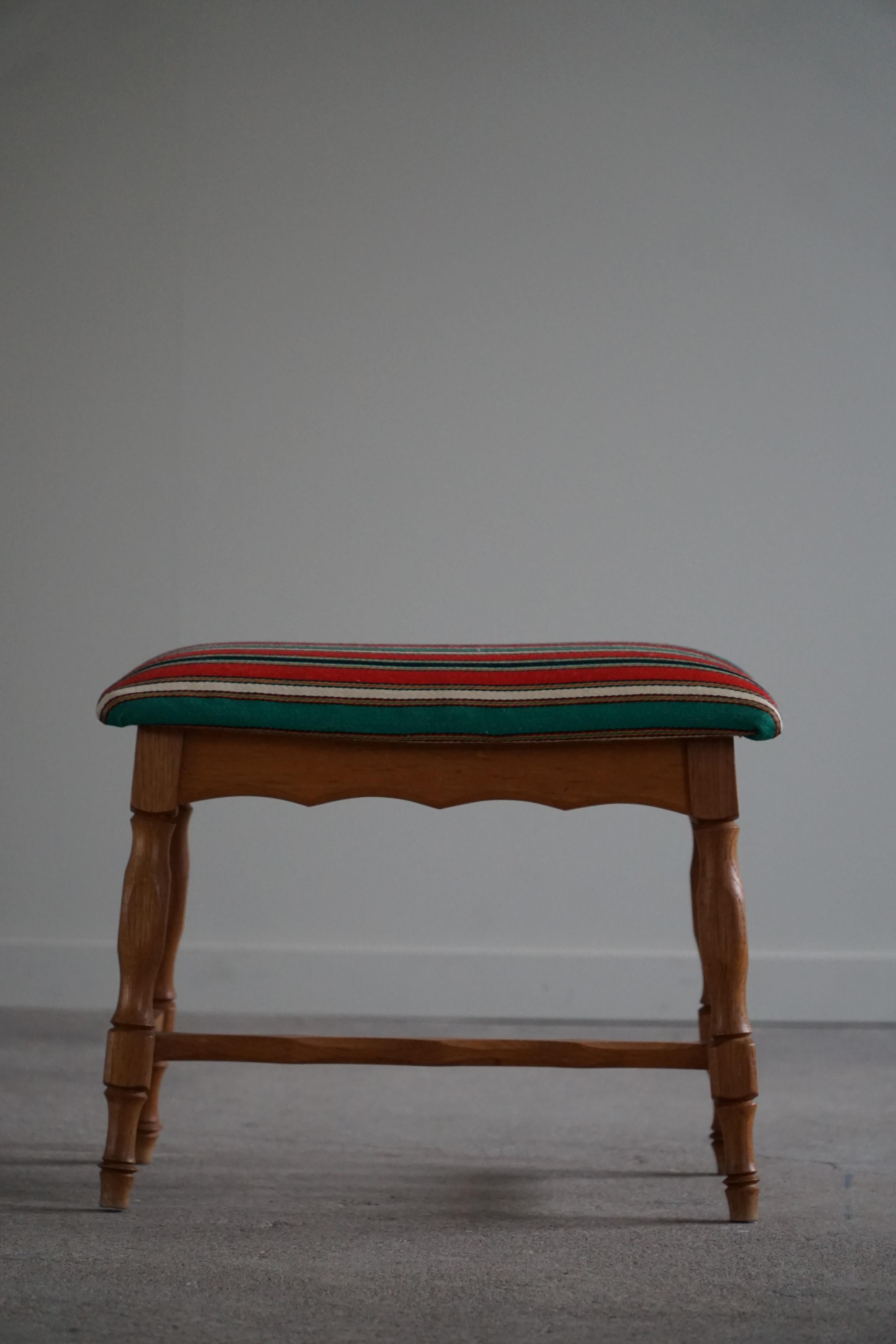 Stool in Oak and Fabric by a Danish Cabinetmaker, 1950s In Good Condition For Sale In Odense, DK